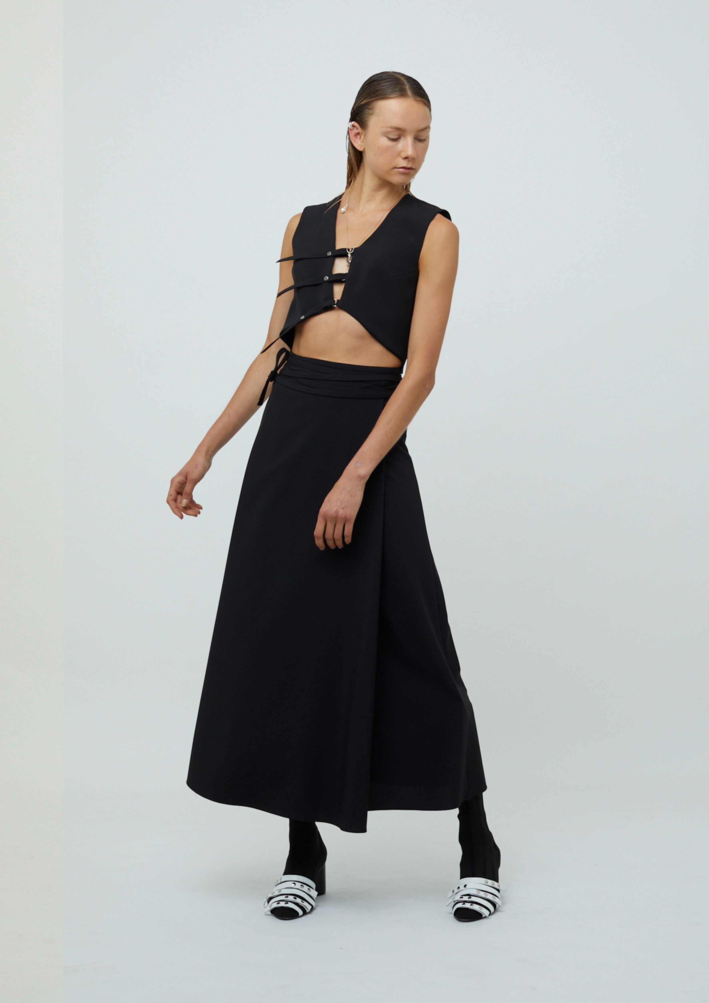 VESTIDO COM DECOTE ASSIMÉTRICO