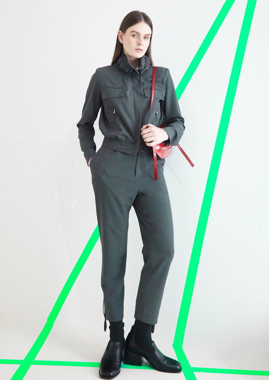CALÇA DE GABARDINE COM DETALHE NA BARRA
