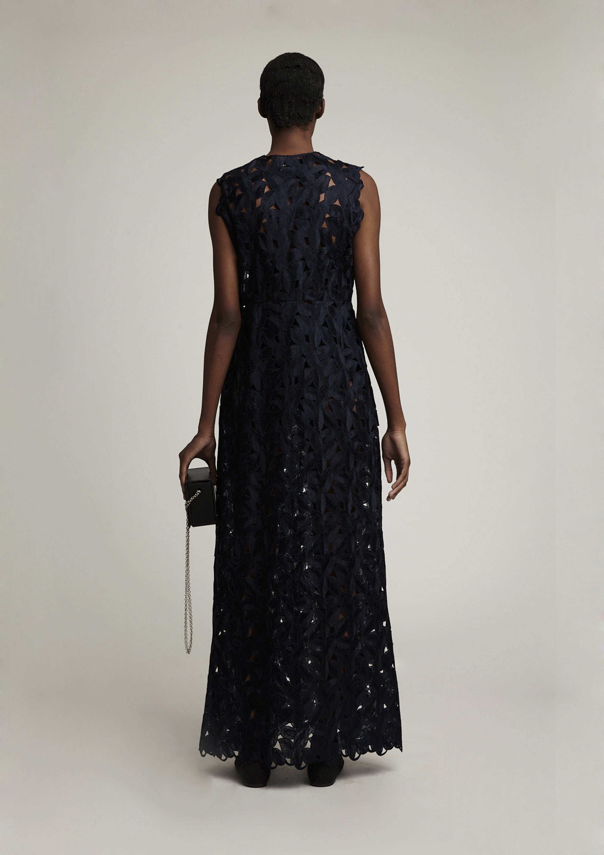 VESTIDO BORDADO COM FOLHAS