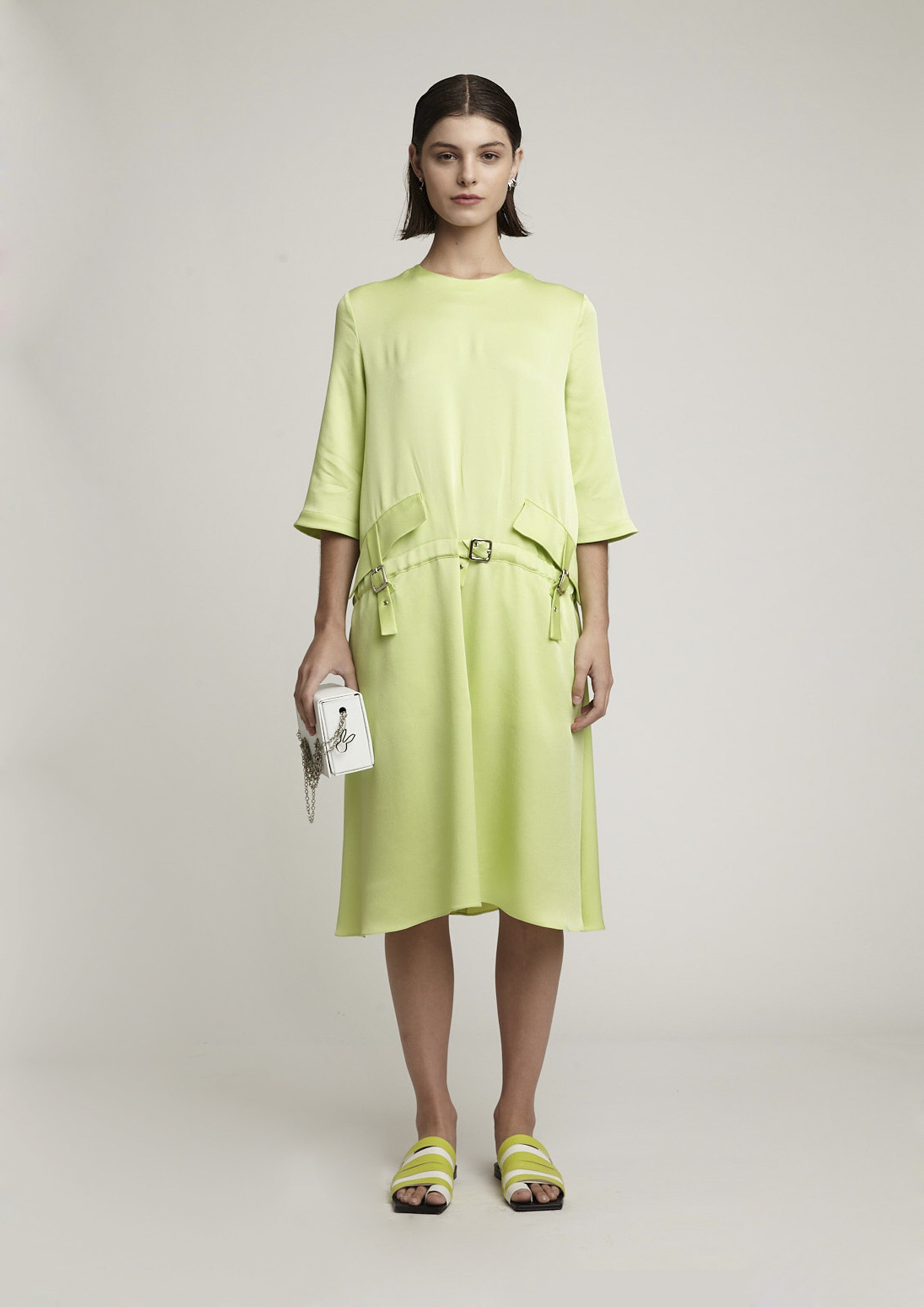 VESTIDO AMPLO COM FIVELAS