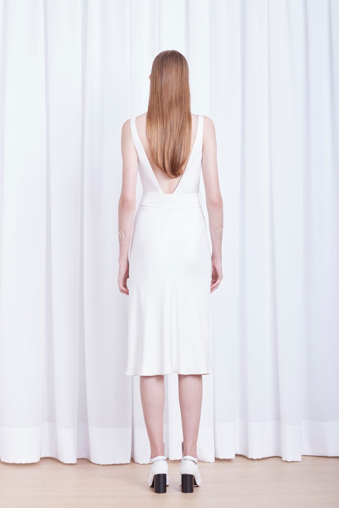 VESTIDO DECOTE V FRENTE E COSTAS DE  CREPE