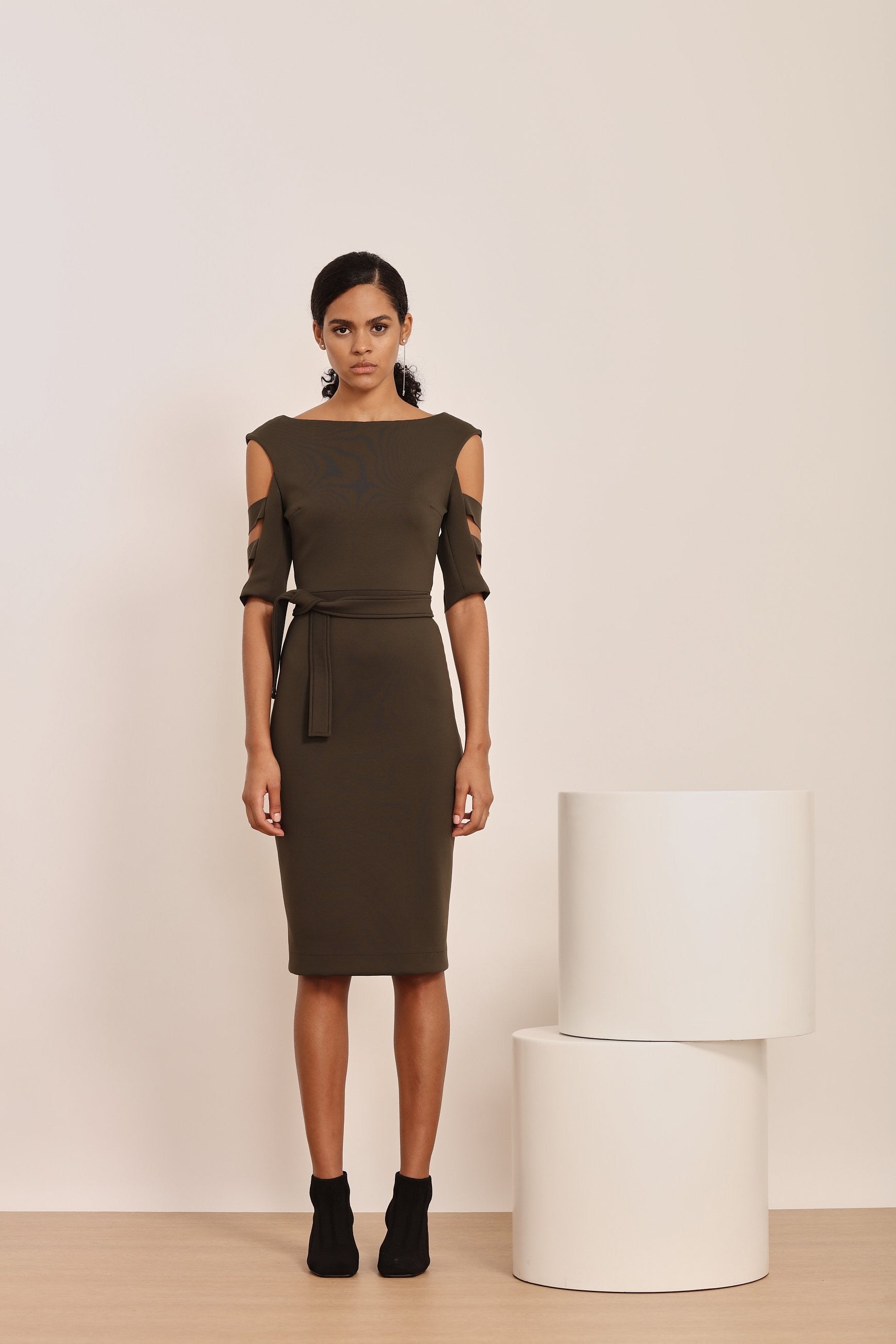 VESTIDO CURTO FAIXAS NA MANGA