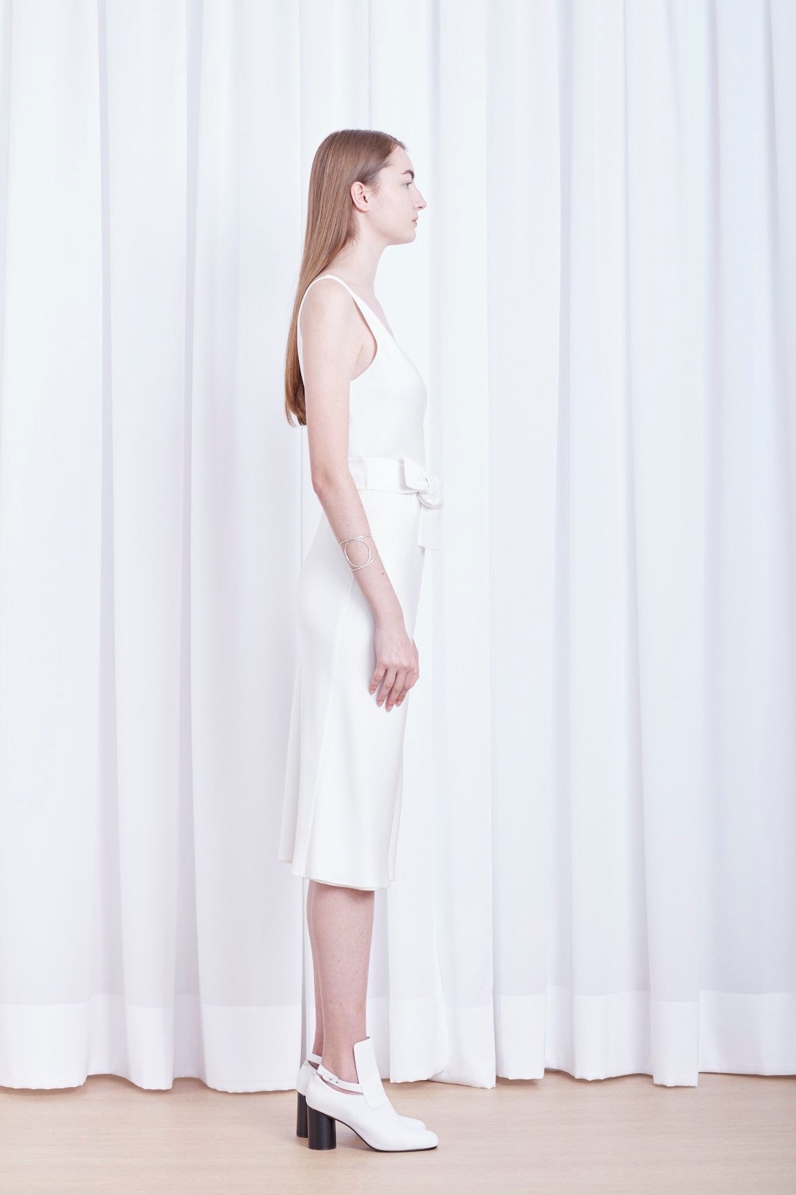 VESTIDO DECOTE V FRENTE E COSTAS DE  CREPE