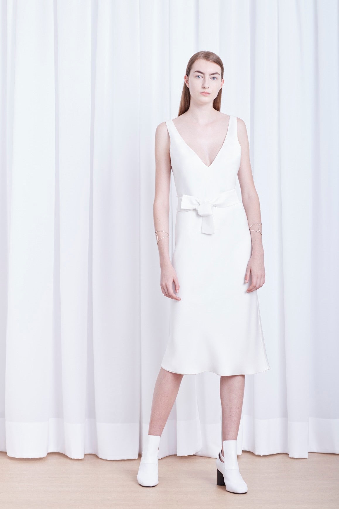 VESTIDO DECOTE V FRENTE E COSTAS DE  CREPE