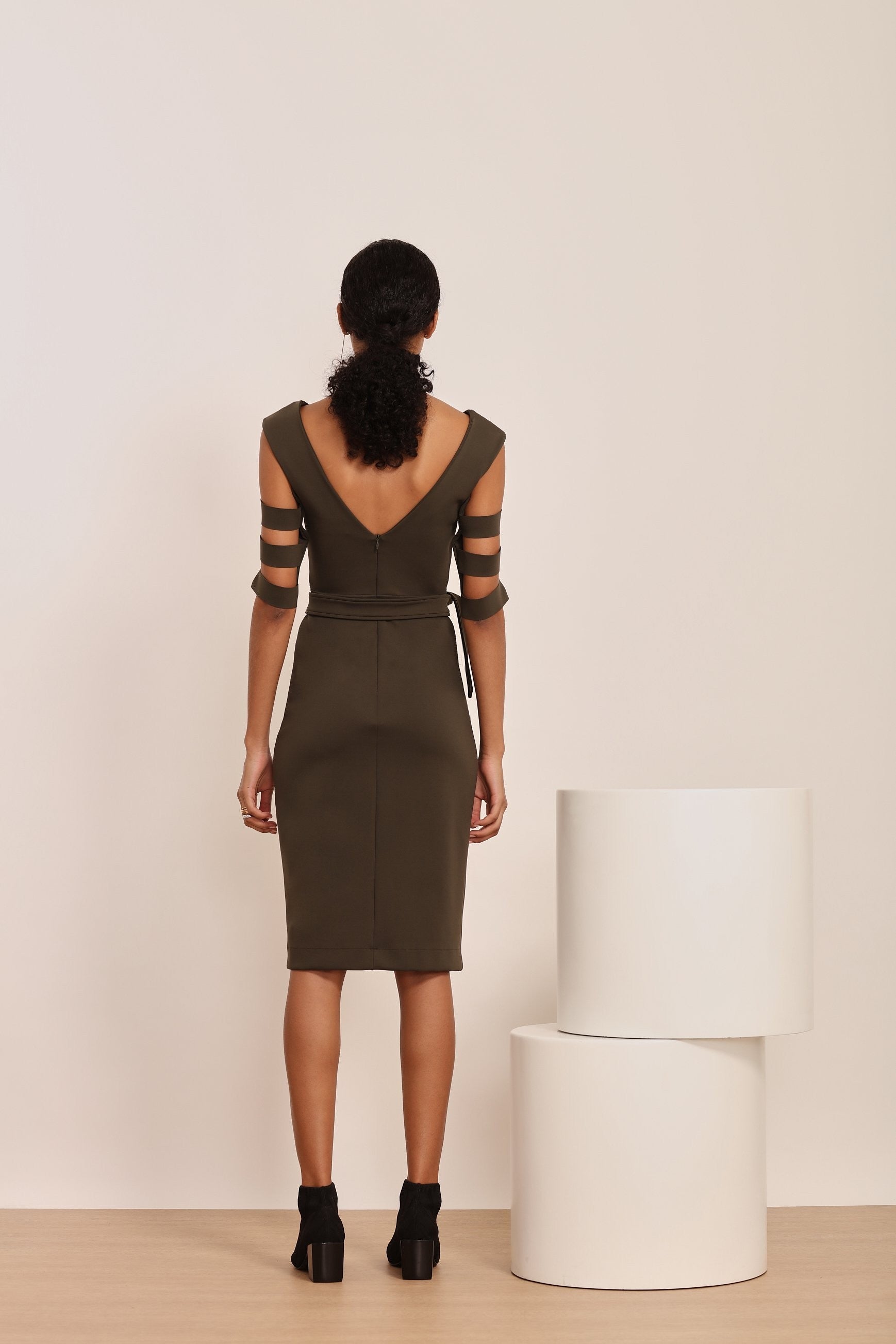 VESTIDO CURTO FAIXAS NA MANGA