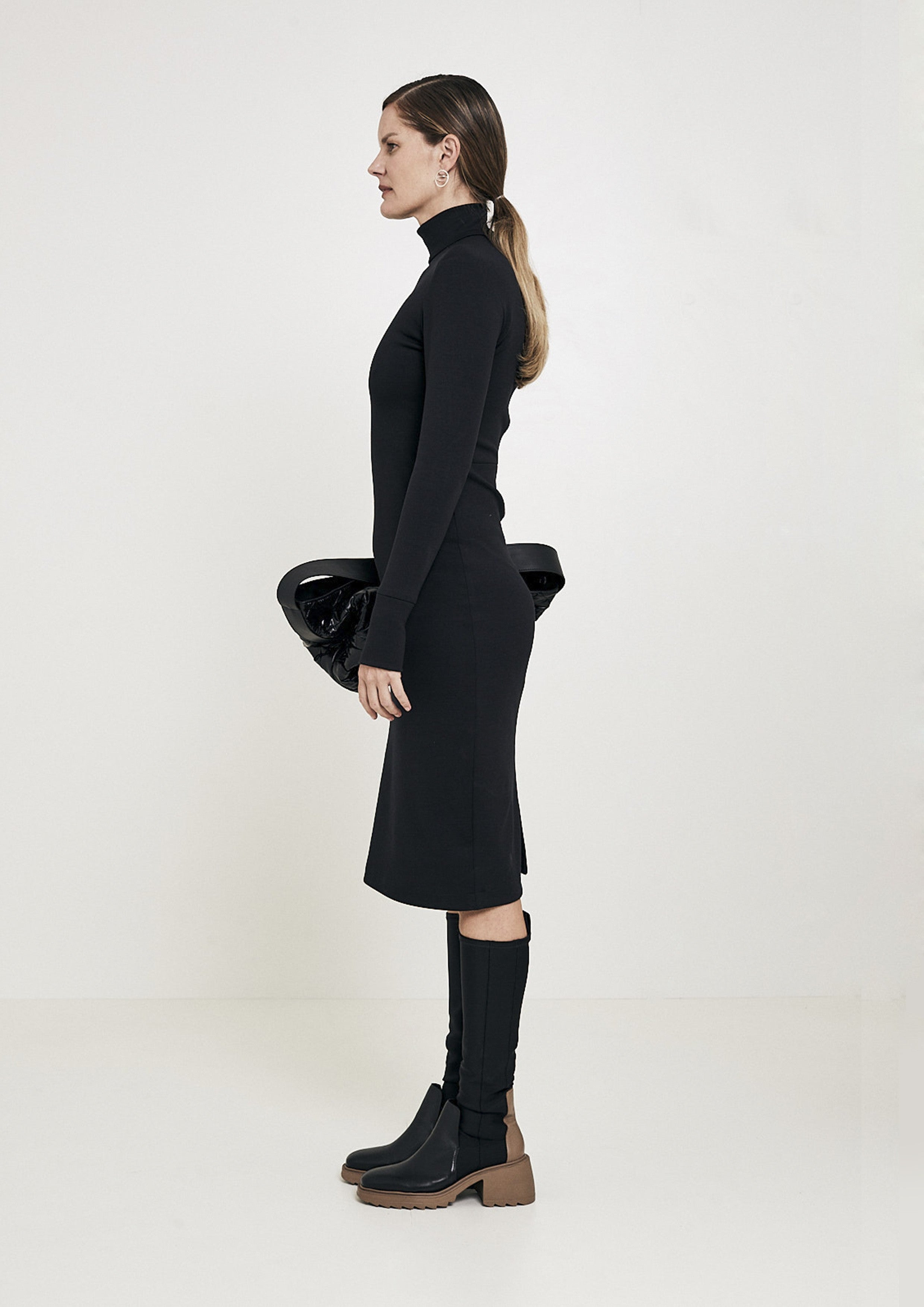VESTIDO LONGO GOLA ALTA EM MALHA