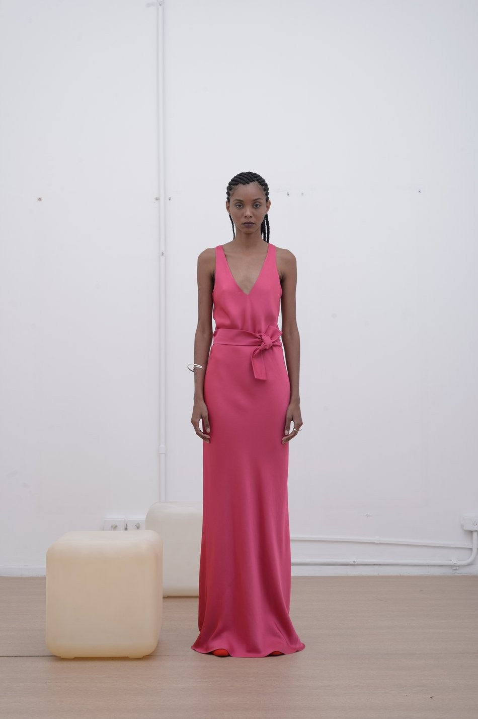 VESTIDO LONGO DECOTE FRENTE E COSTAS DE CREPE