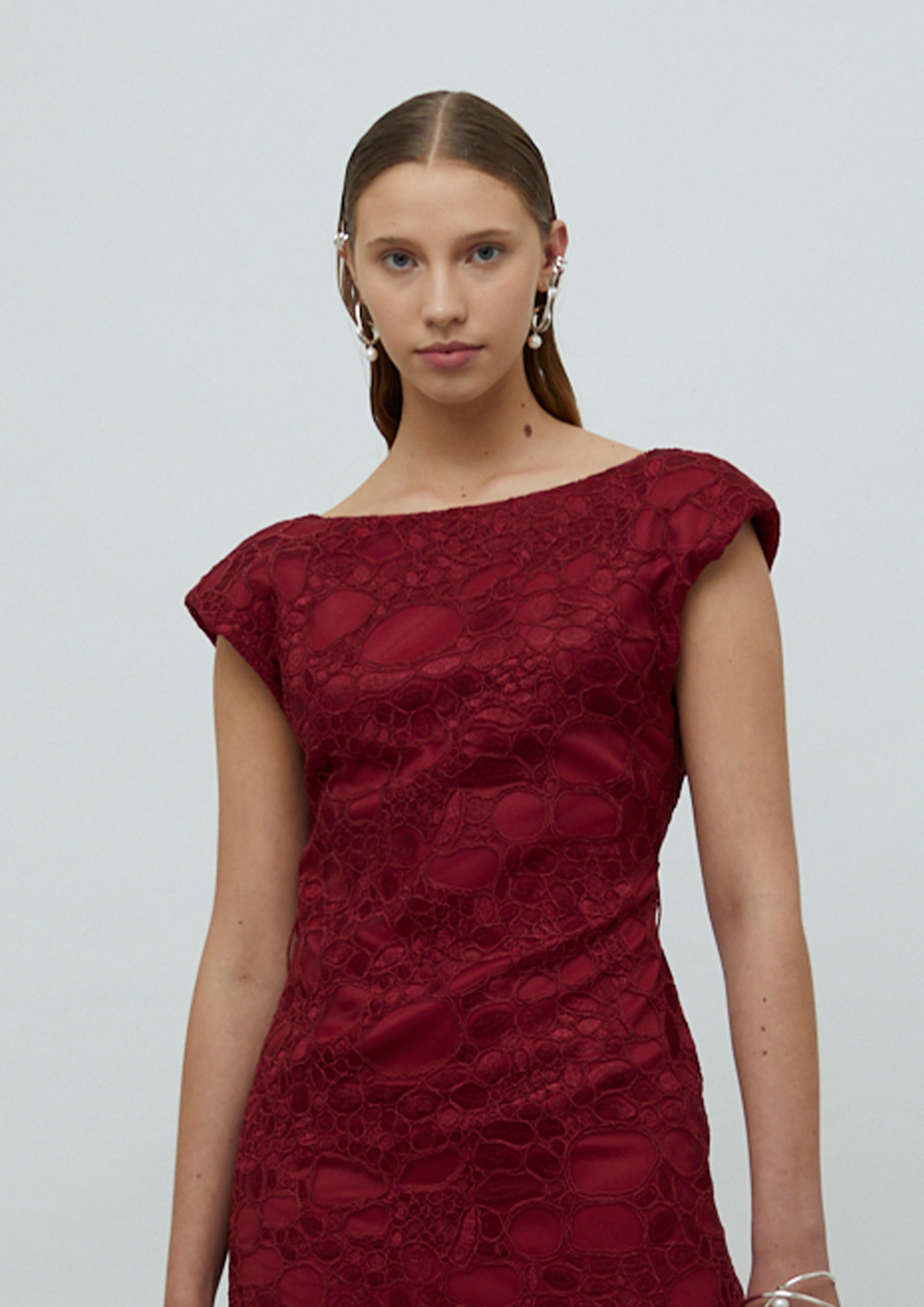VESTIDO COM DECOTE COSTAS DE RENDA