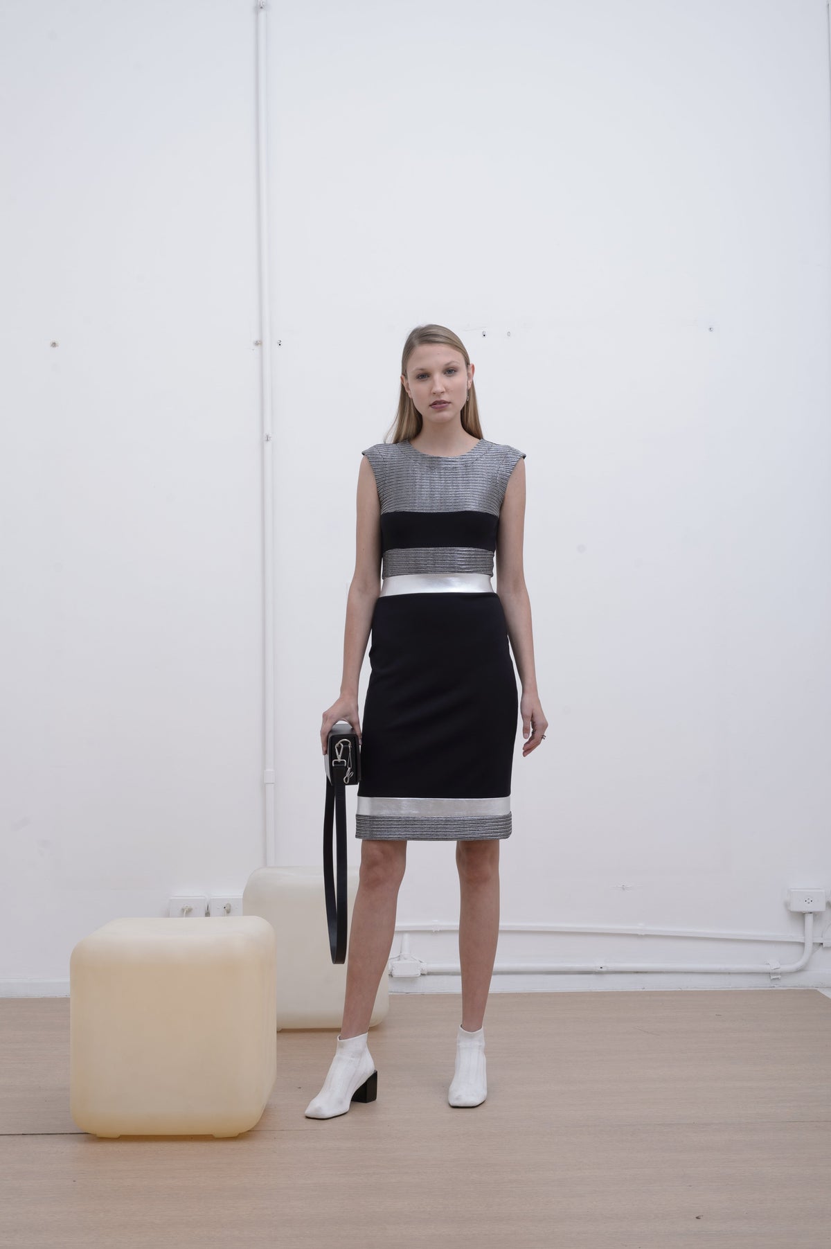 VESTIDO COM LISTRA RECORTES EM COURO