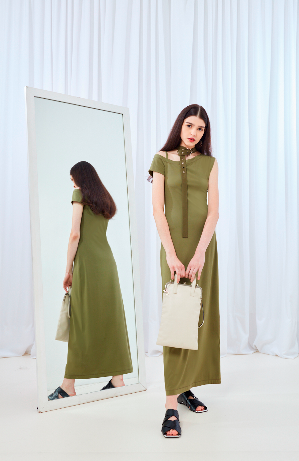 VESTIDO DE MALHA COM COLAR