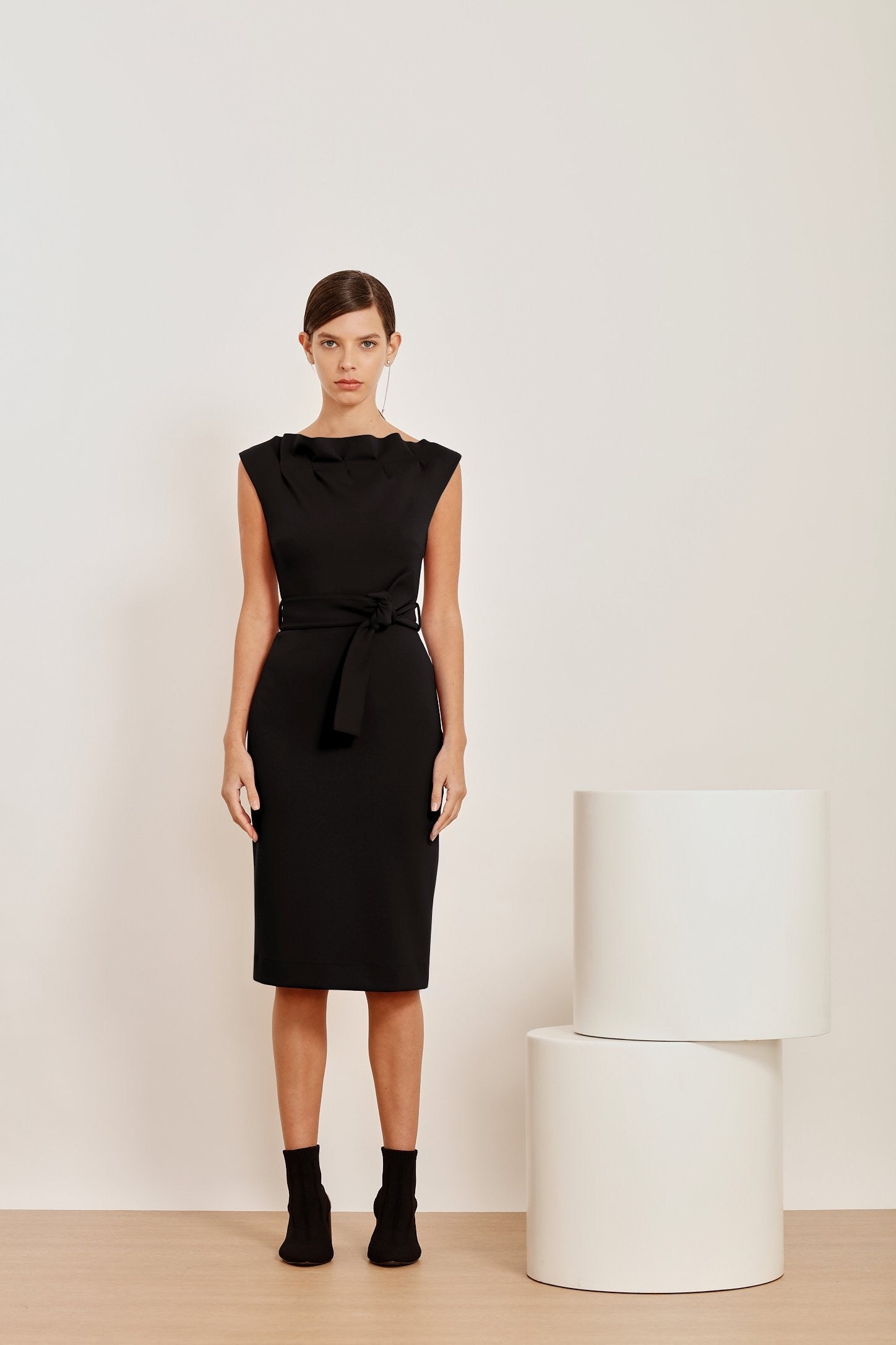 VESTIDO COM PREGA NO DECOTE
