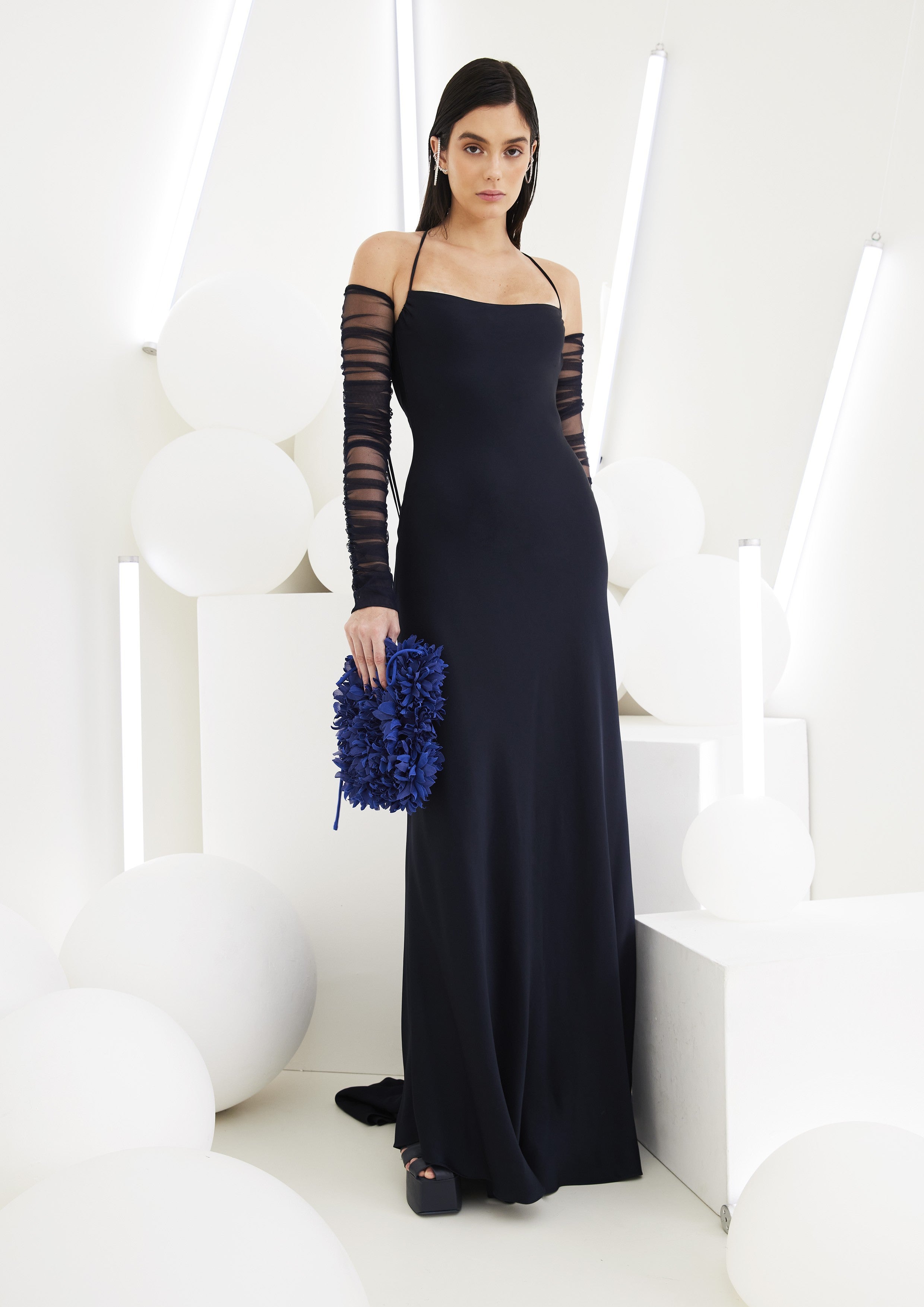 VESTIDO COM DETALHE NA MANGA E DECOTE