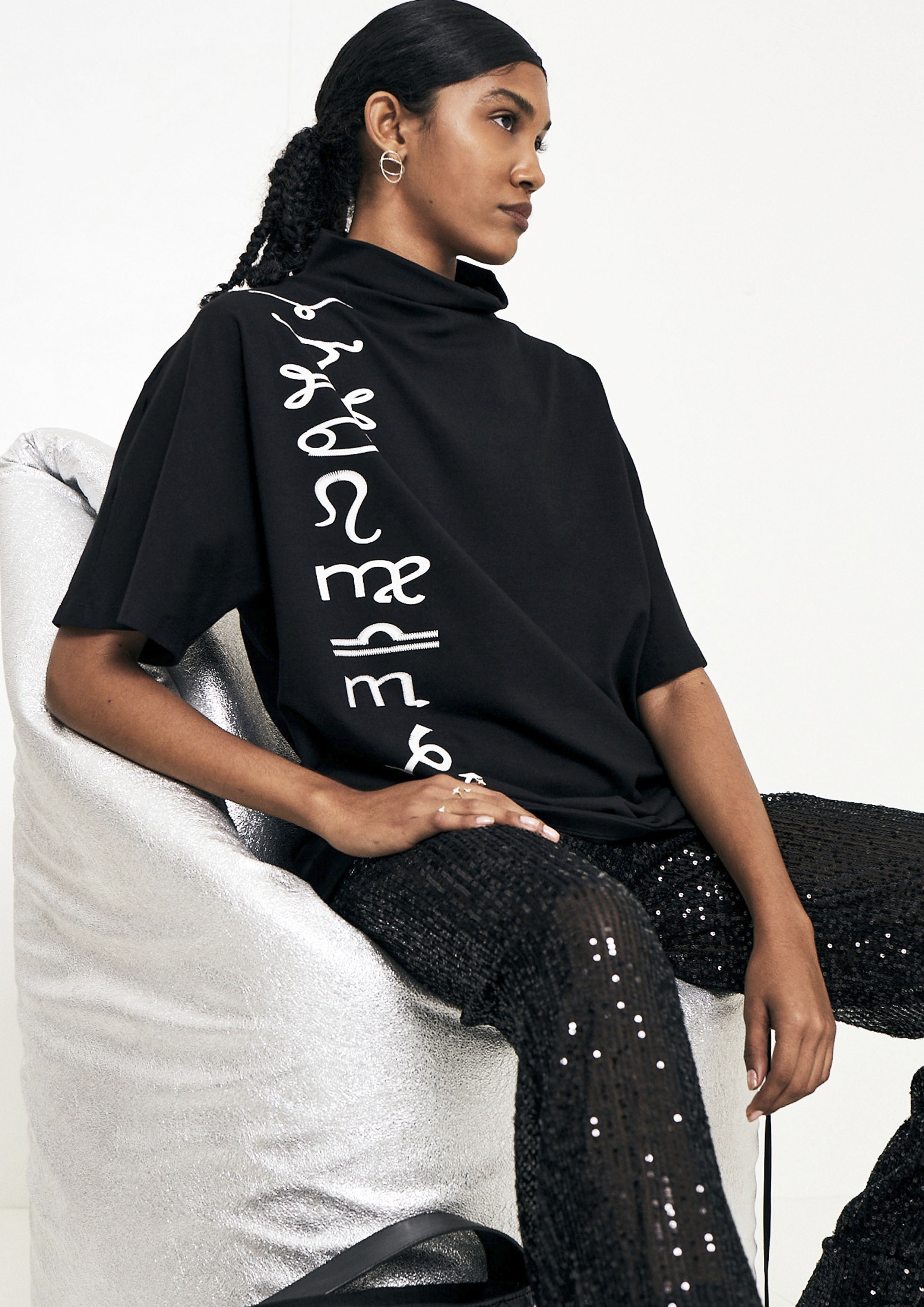 CAMISETA COM ESTAMPA ZODÍACO
