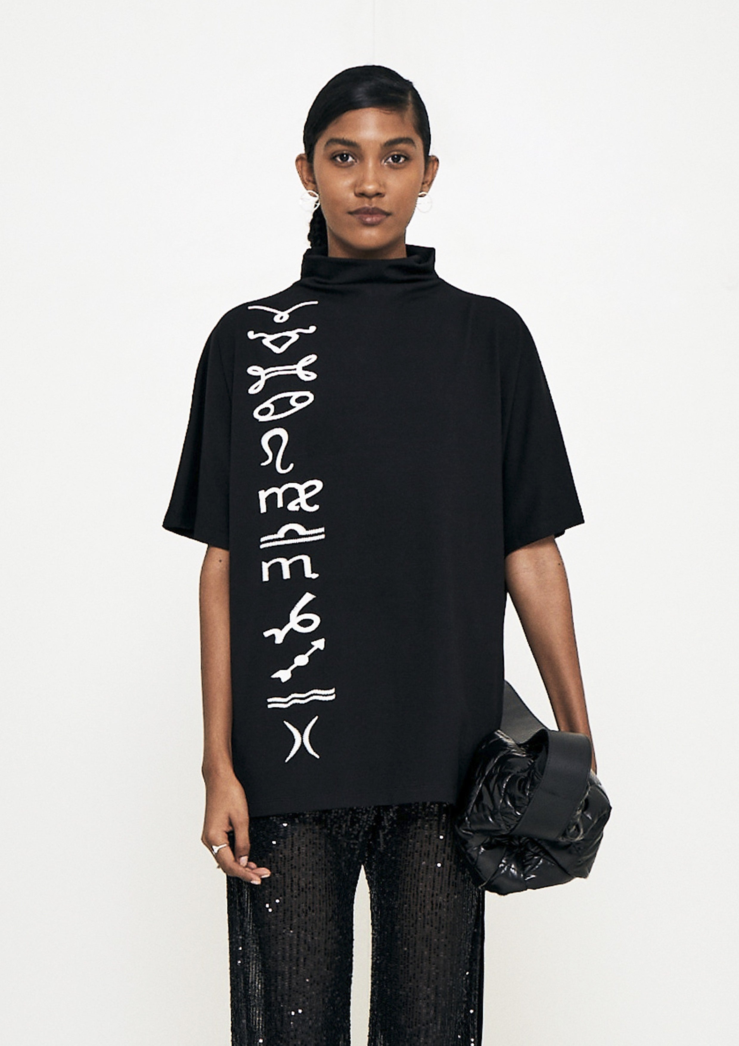 CAMISETA COM ESTAMPA ZODÍACO