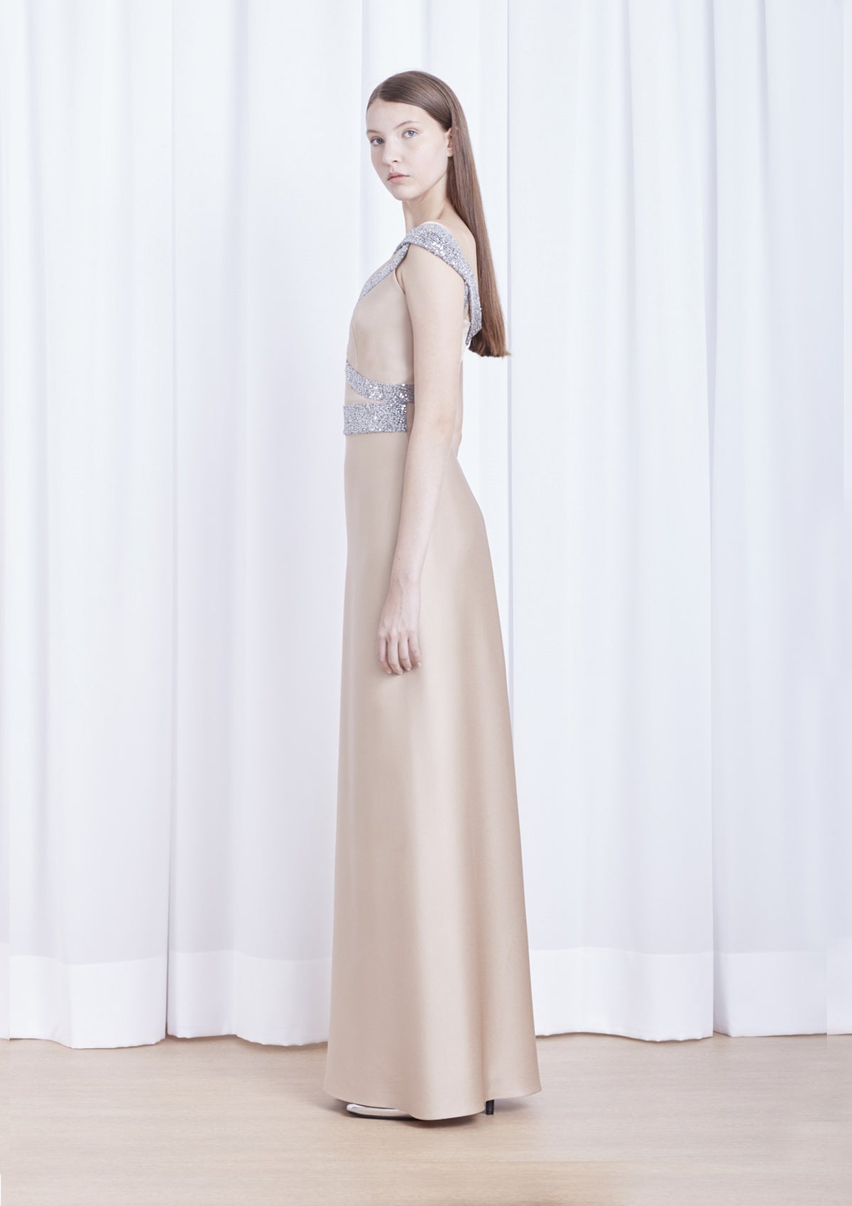 VESTIDO COM FAIXA PRATA