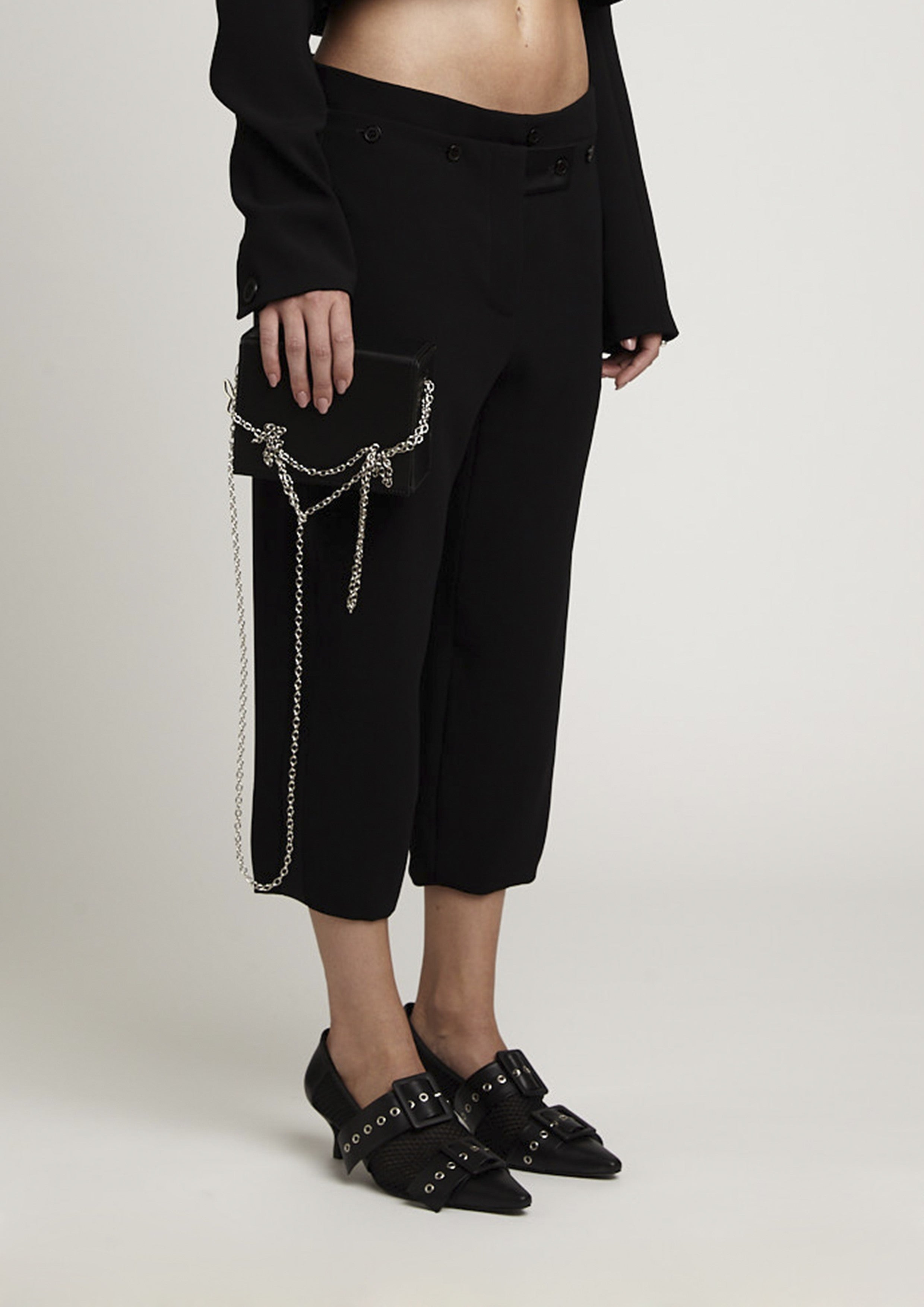 SCARPIN DE TELA E FAIXAS COM ILHOS