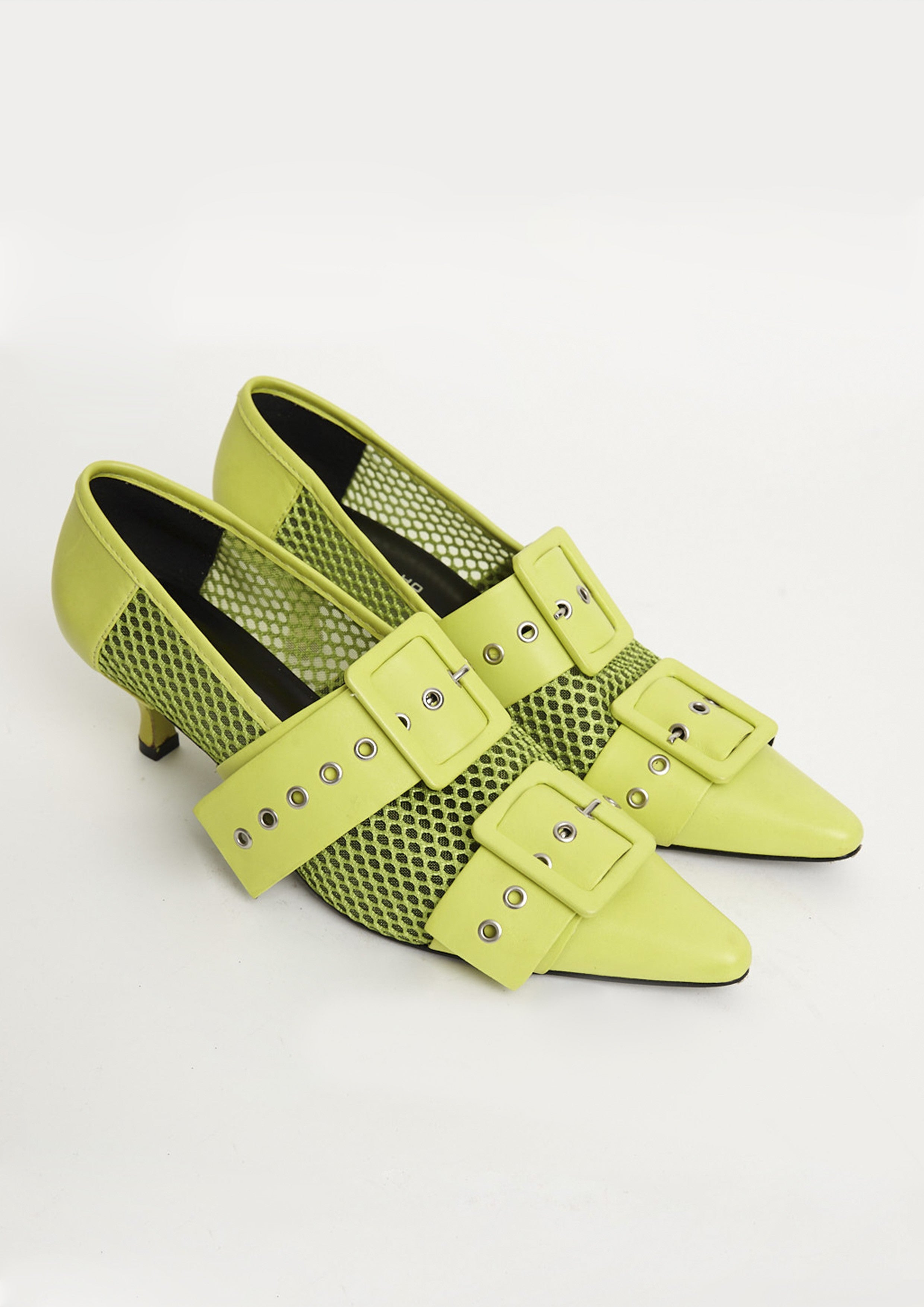 SCARPIN DE TELA E FAIXAS COM ILHOS