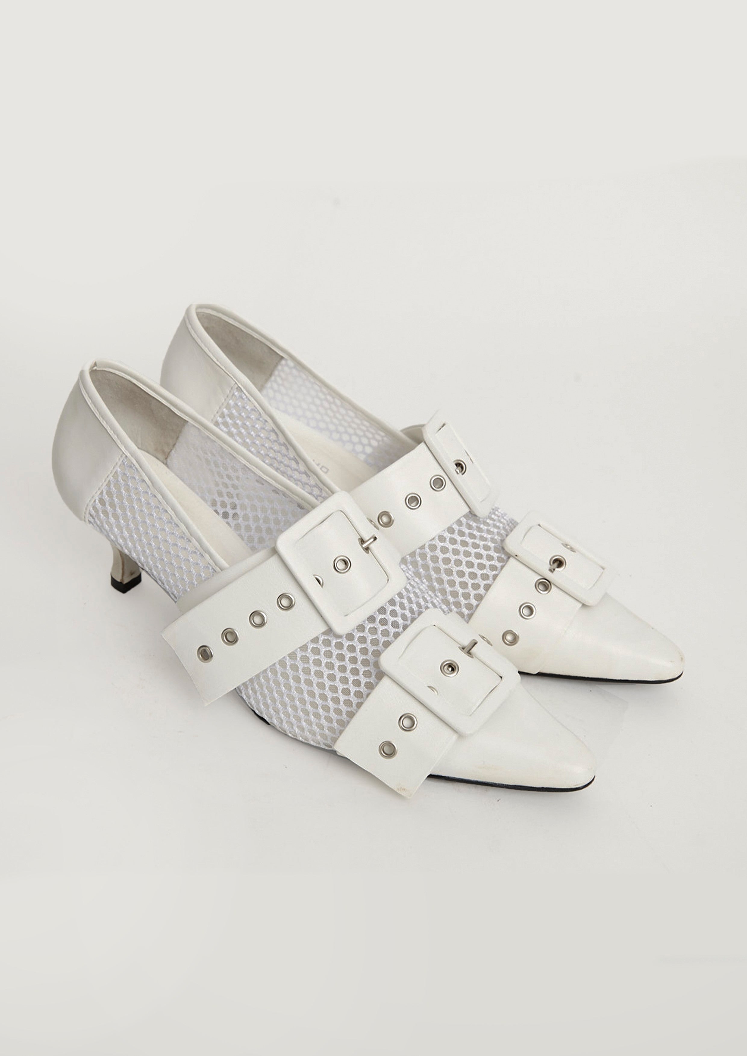 SCARPIN DE TELA E FAIXAS COM ILHOS