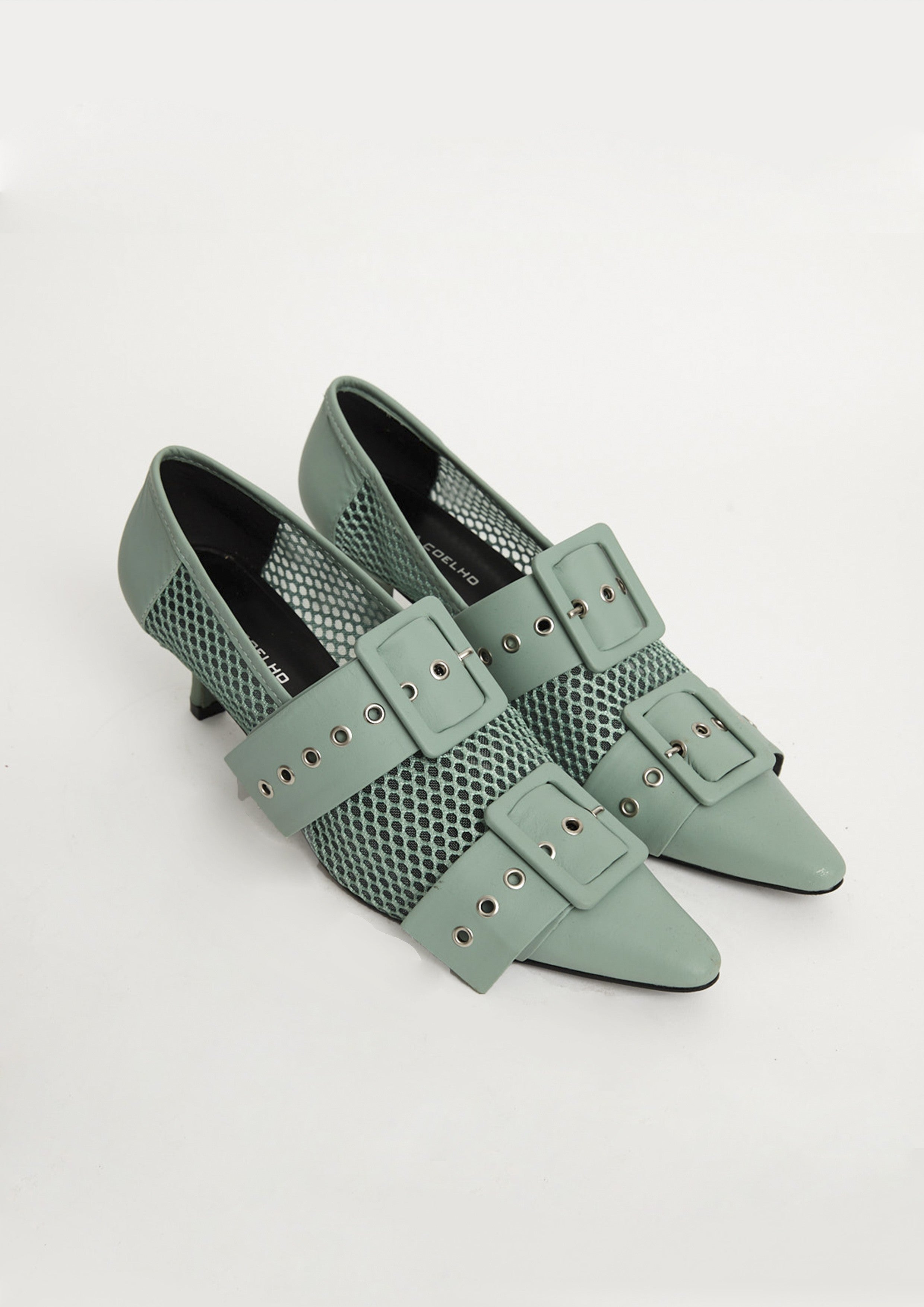 SCARPIN DE TELA E FAIXAS COM ILHOS