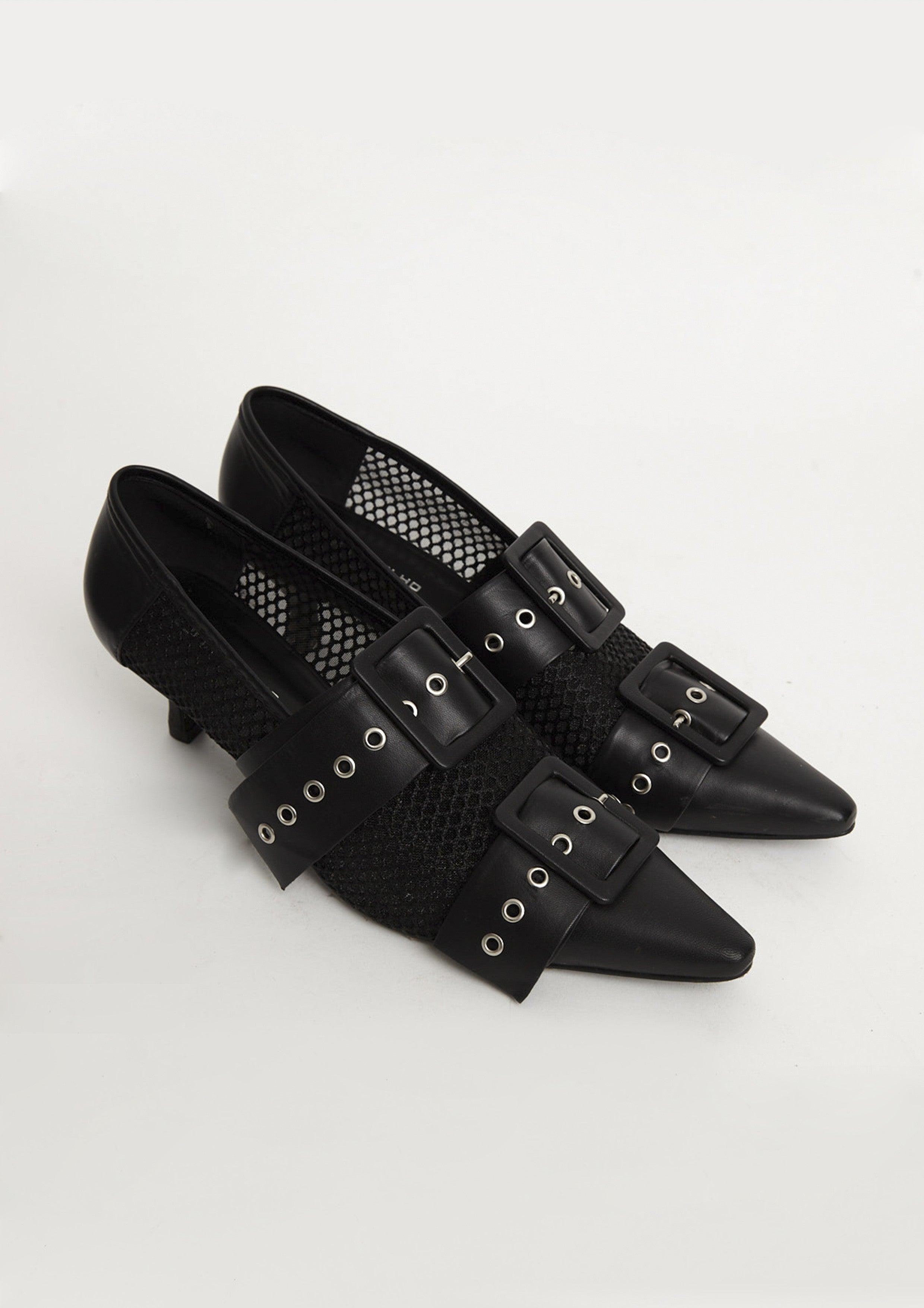 SCARPIN DE TELA E FAIXAS COM ILHOS