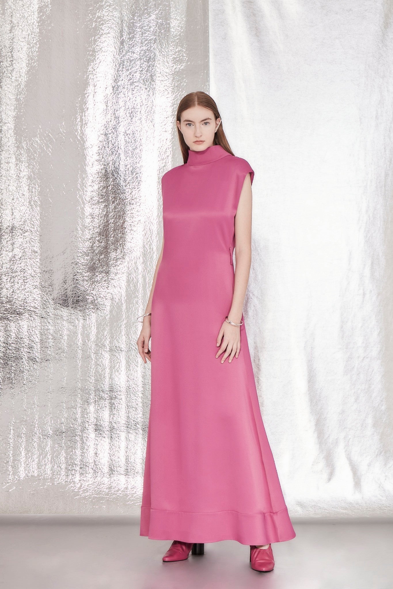 VESTIDO LONGO GOLA ALTA E OMBREIRA