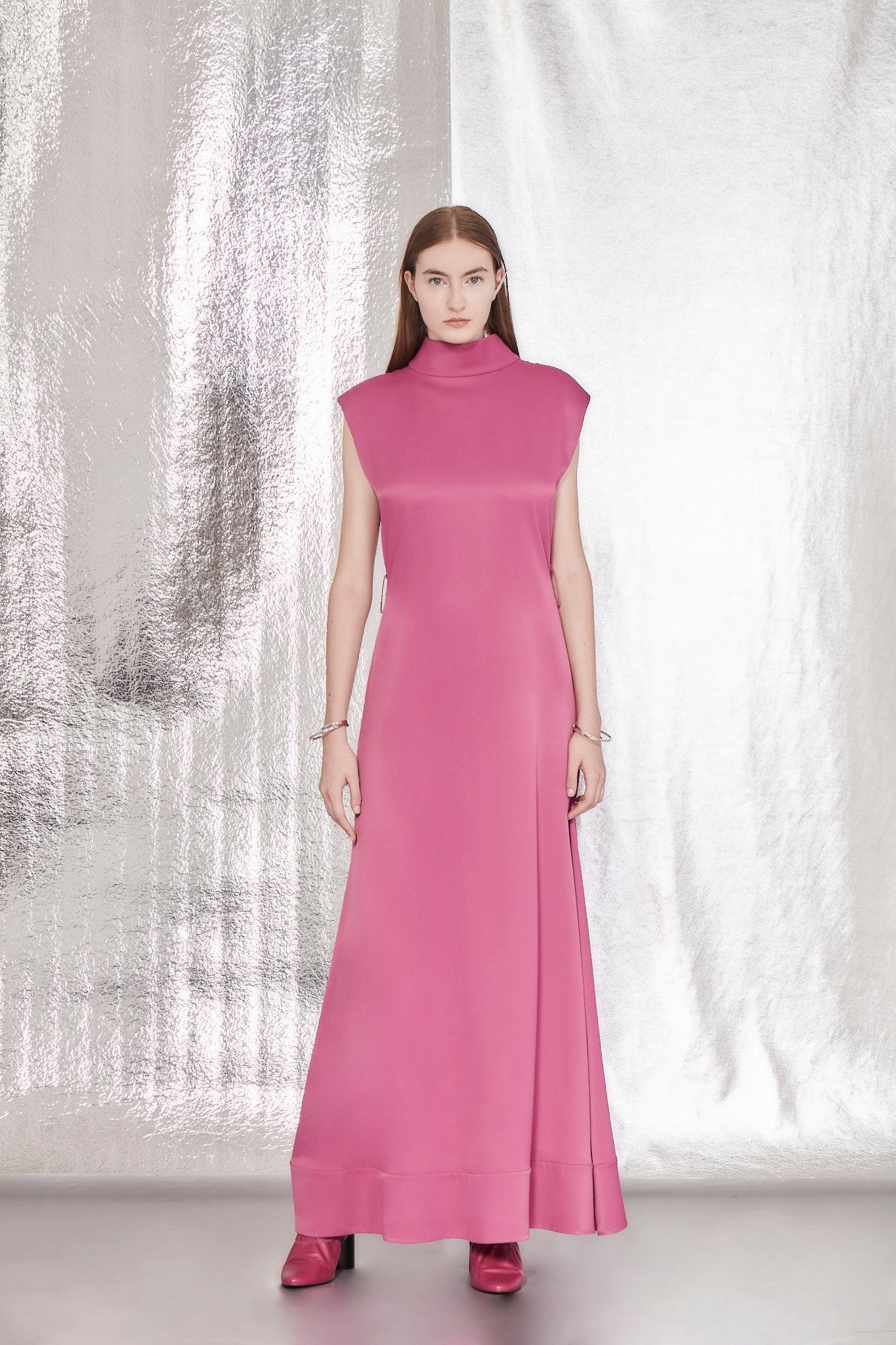 VESTIDO LONGO GOLA ALTA E OMBREIRA
