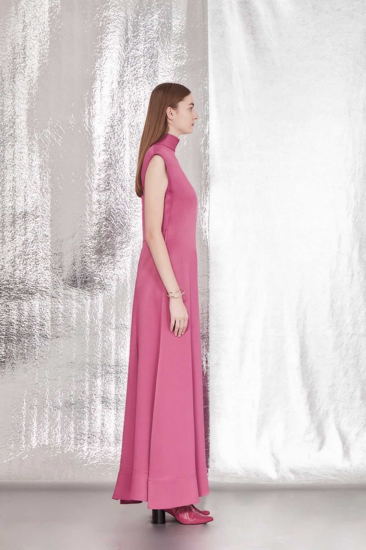 VESTIDO LONGO GOLA ALTA E OMBREIRA