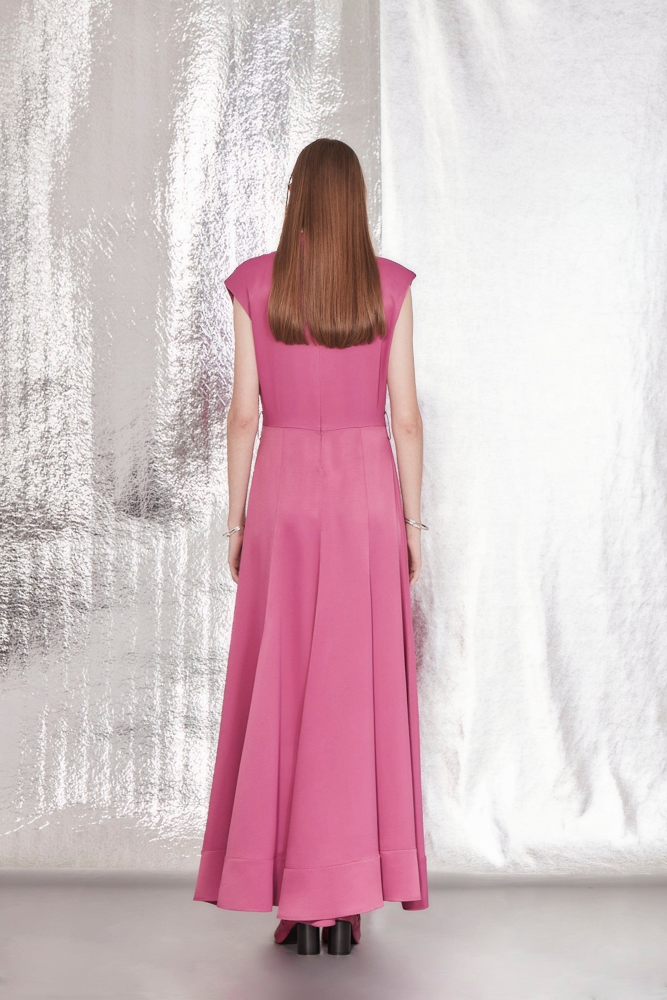 VESTIDO LONGO GOLA ALTA E OMBREIRA