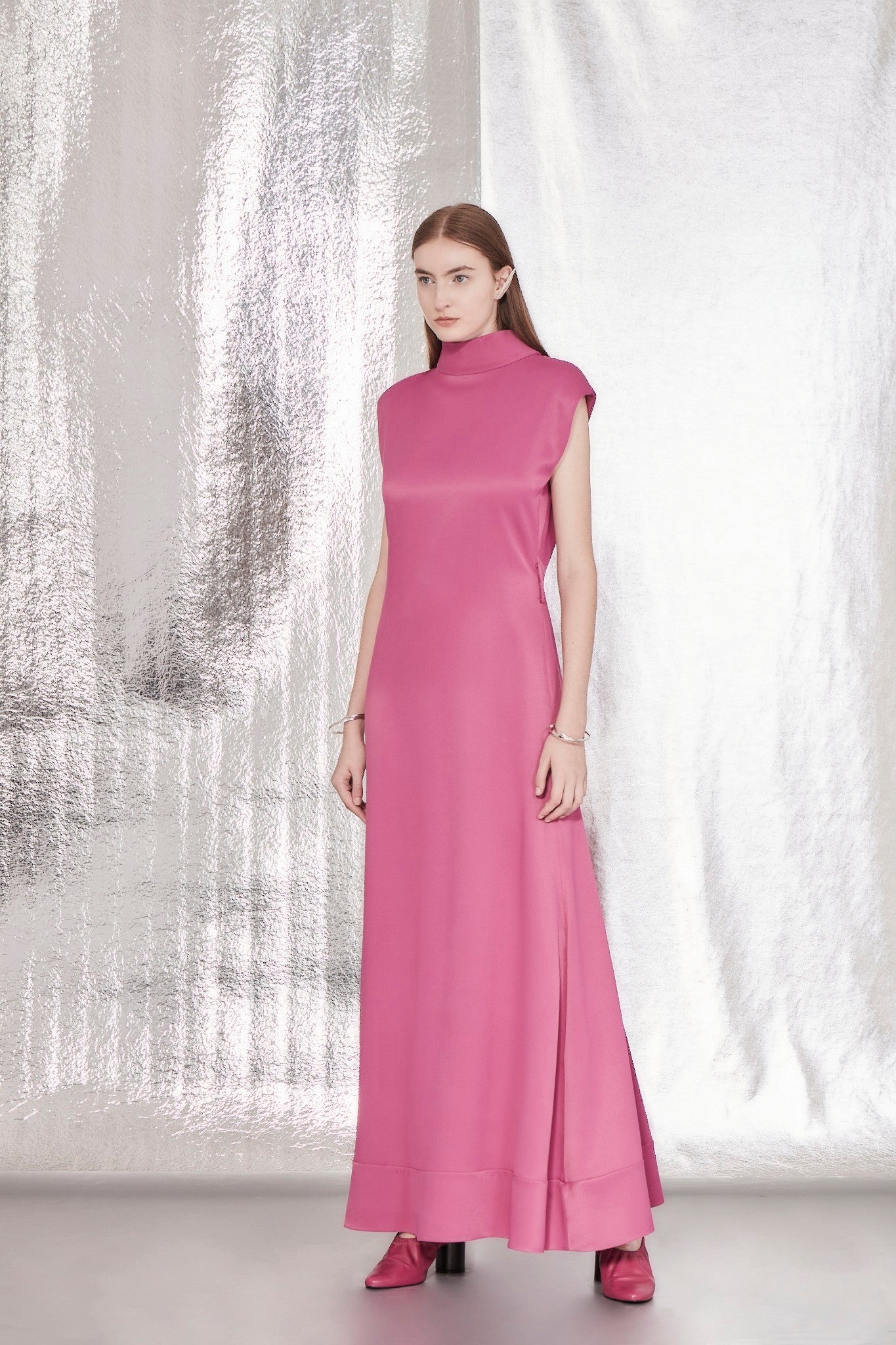 VESTIDO LONGO GOLA ALTA E OMBREIRA