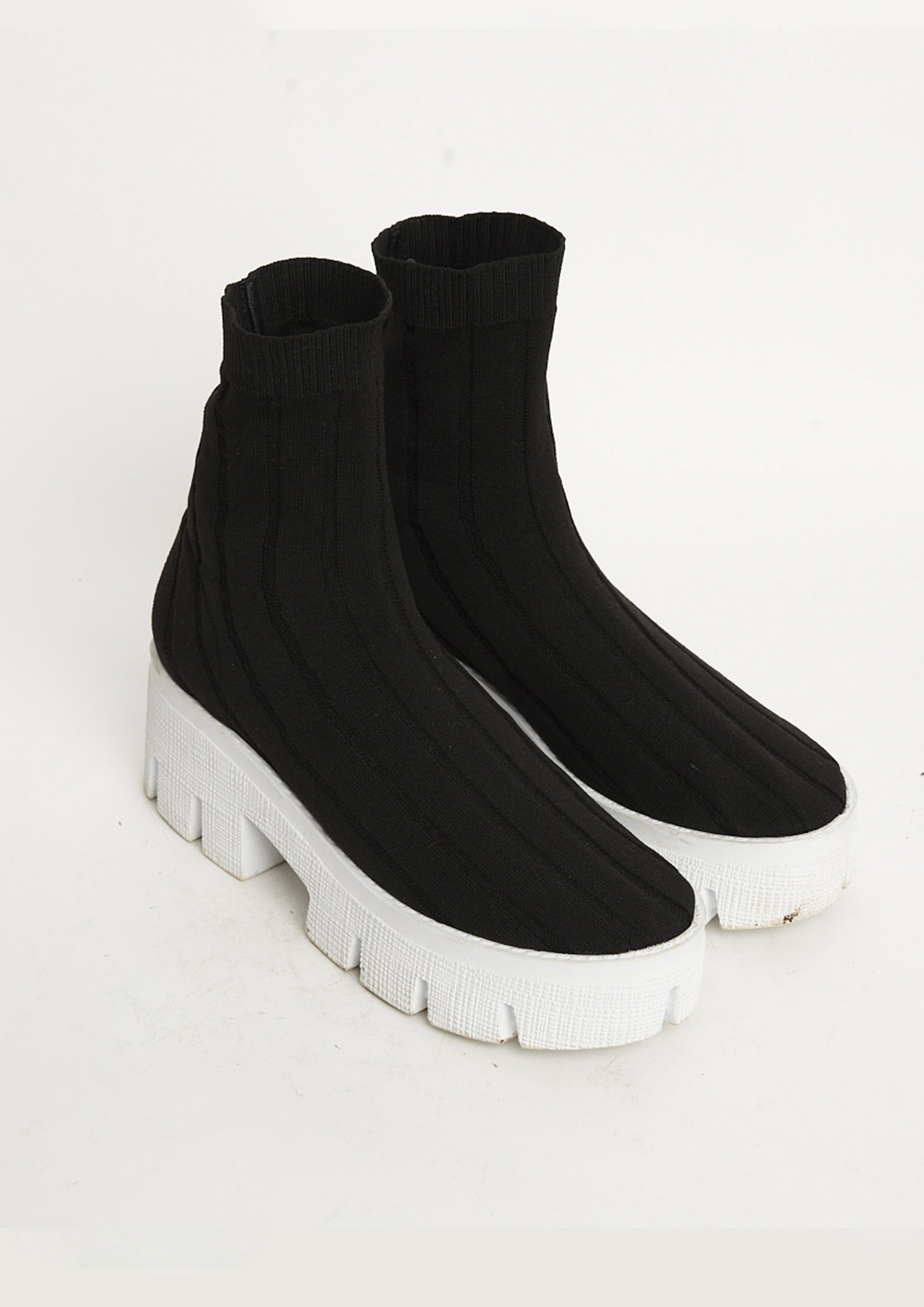 BOTA DE TRICOT COM SOLA TRATORADA