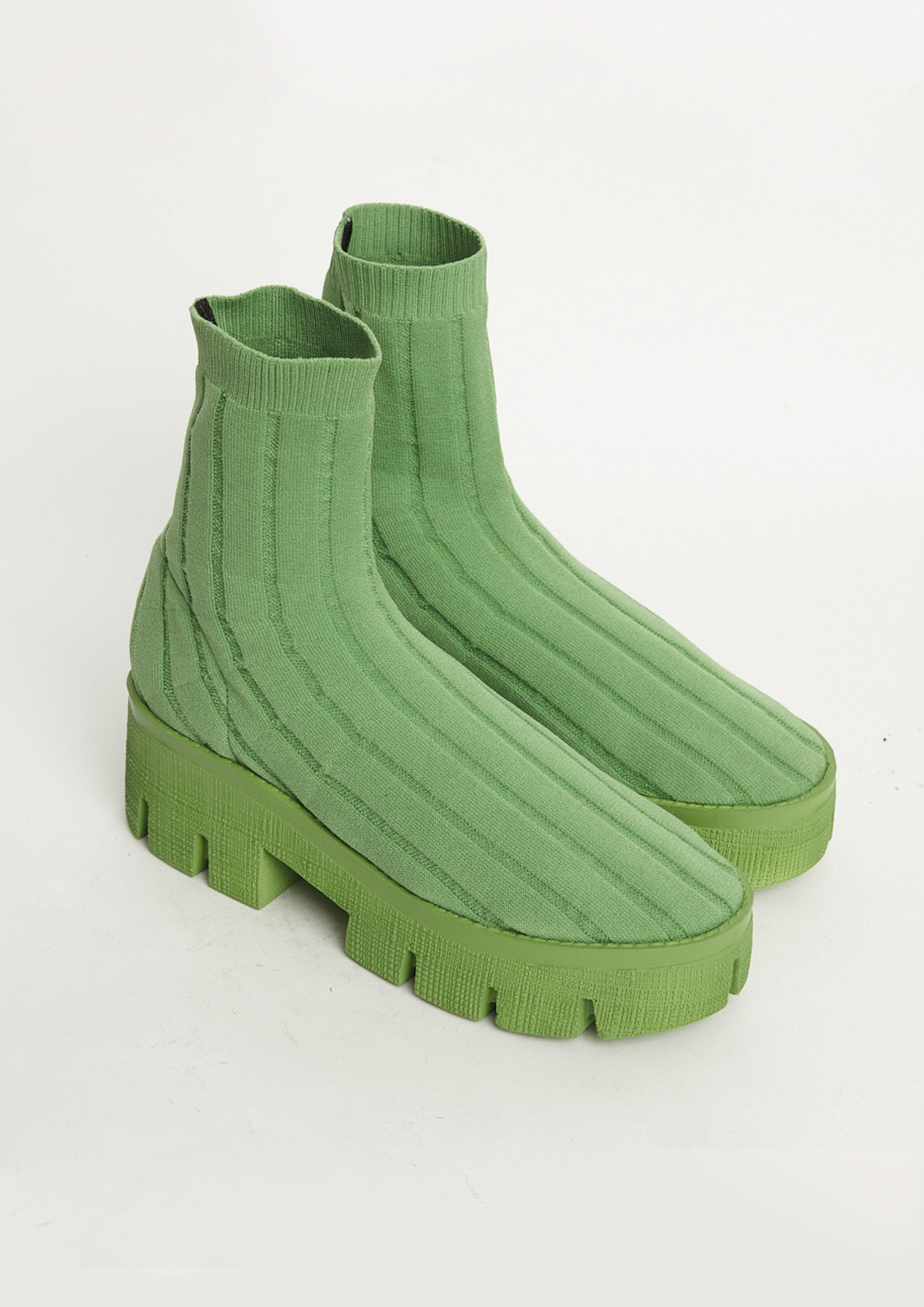 BOTA DE TRICOT COM SOLA TRATORADA