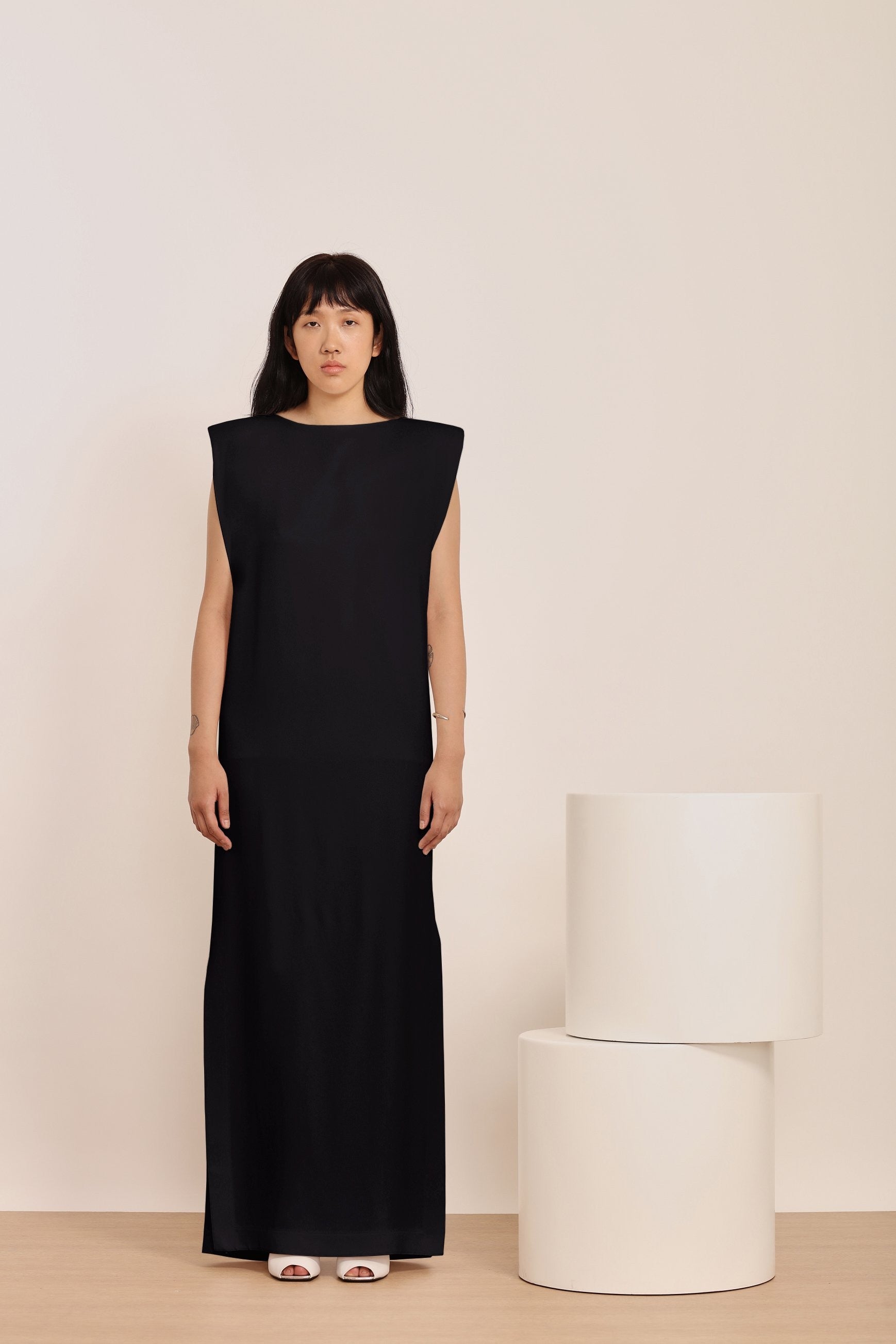 VESTIDO LONGO COM OMBREIRA DE CREPE