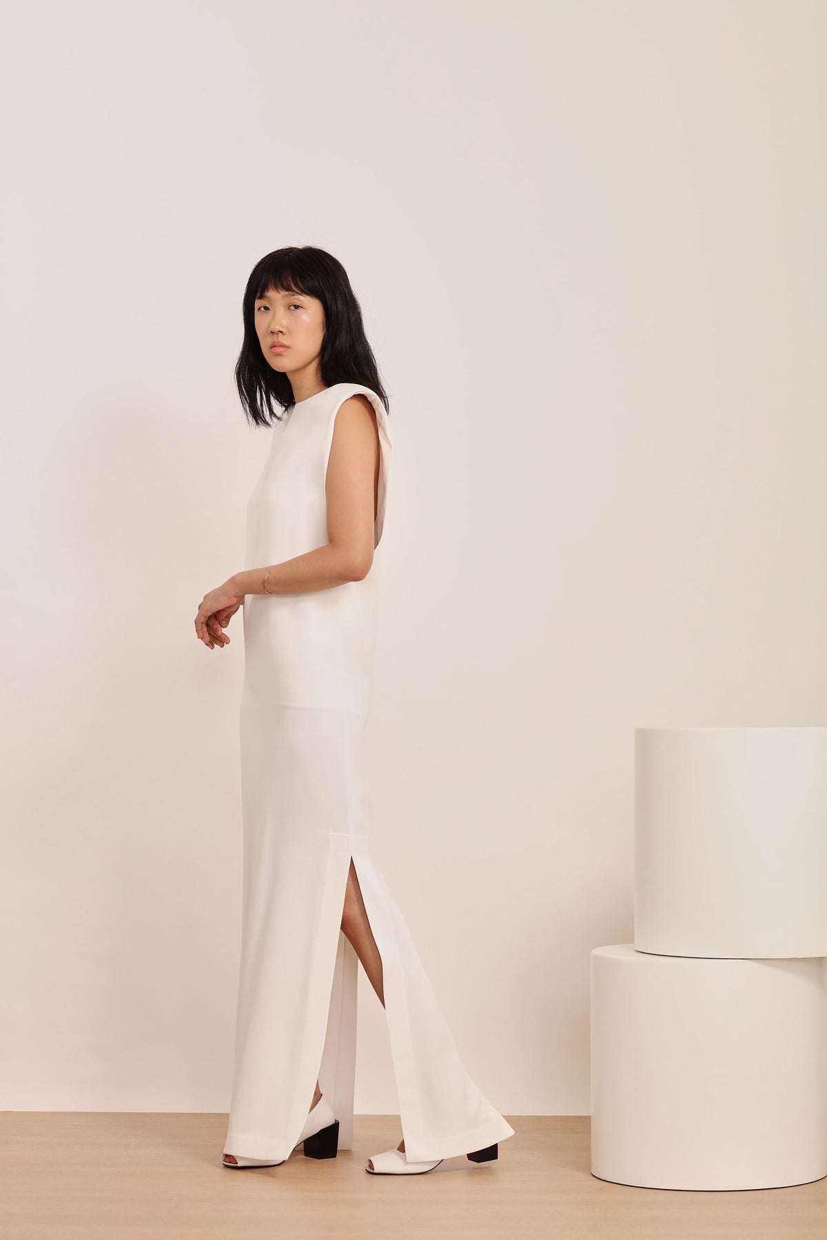 VESTIDO LONGO COM OMBREIRA DE CREPE