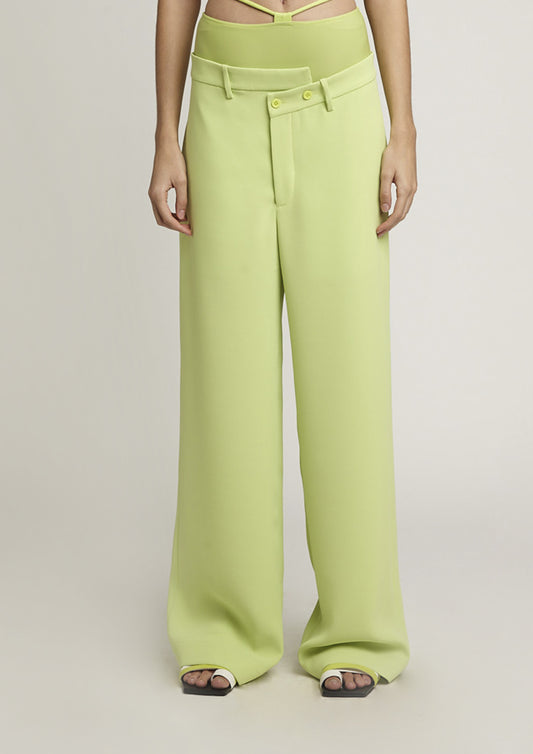 CALÇA COM CÓS ASSIMÉTRICO DE CREPE