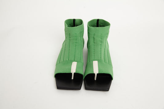 BOTA DE TRICOT COM DETALHE DE COURO