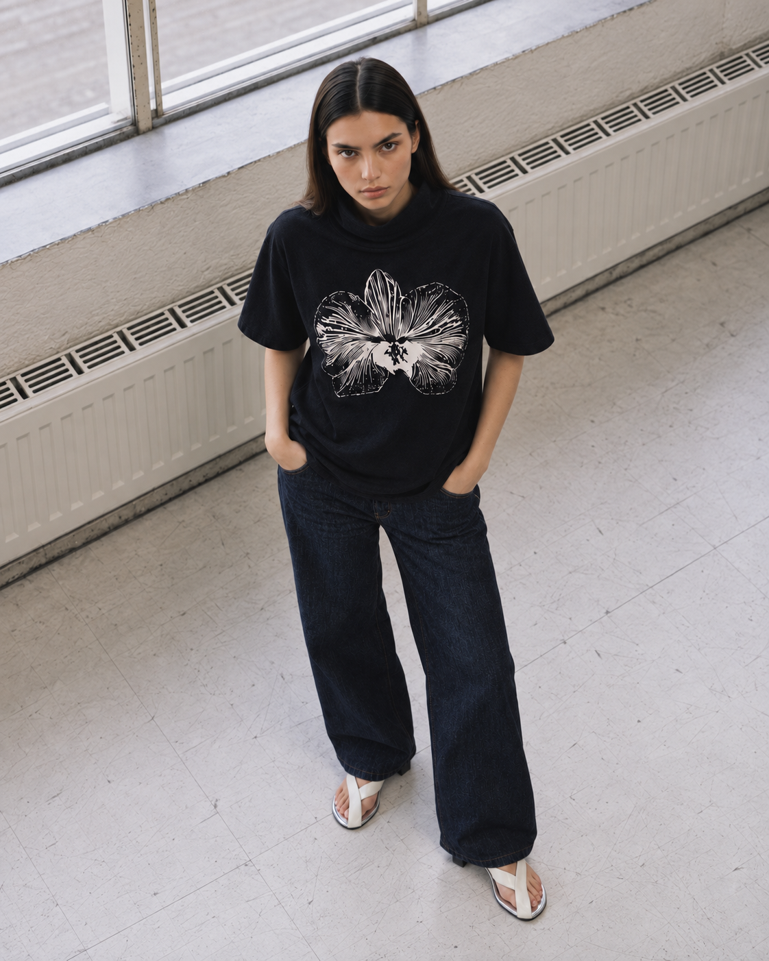 CAMISETA COM GOLA E ORQUÍDEA