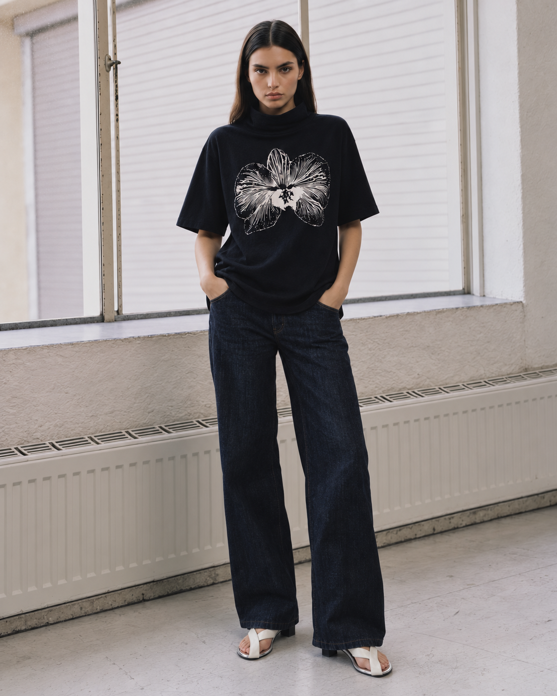 CAMISETA COM GOLA E ORQUÍDEA