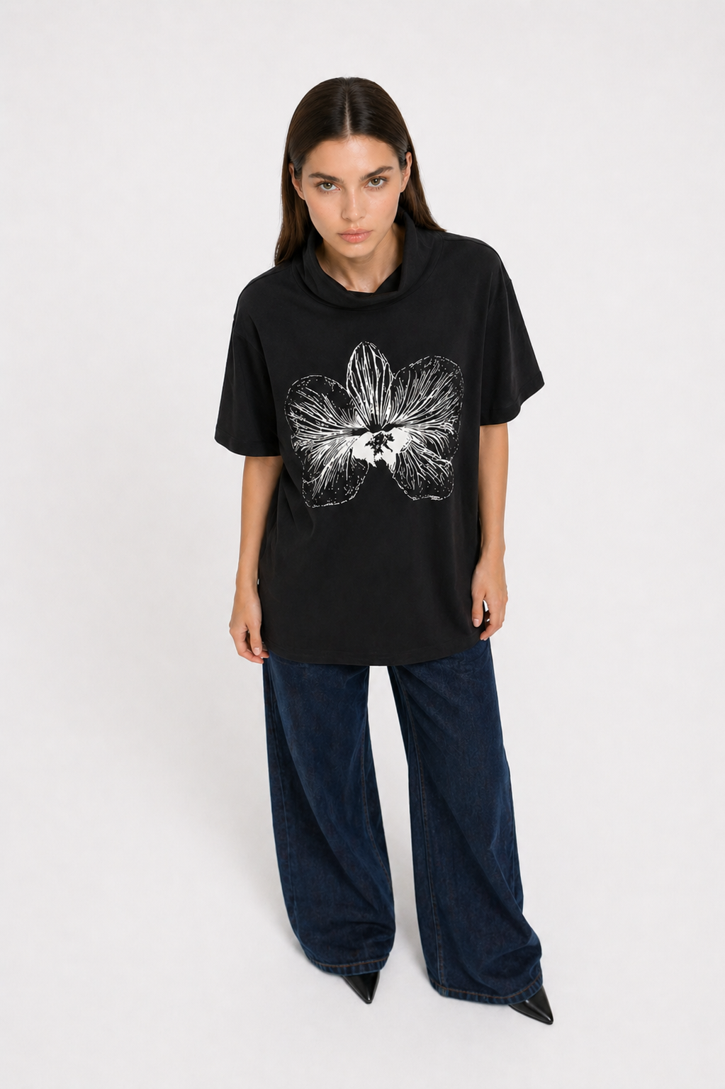 CAMISETA COM GOLA E ORQUÍDEA