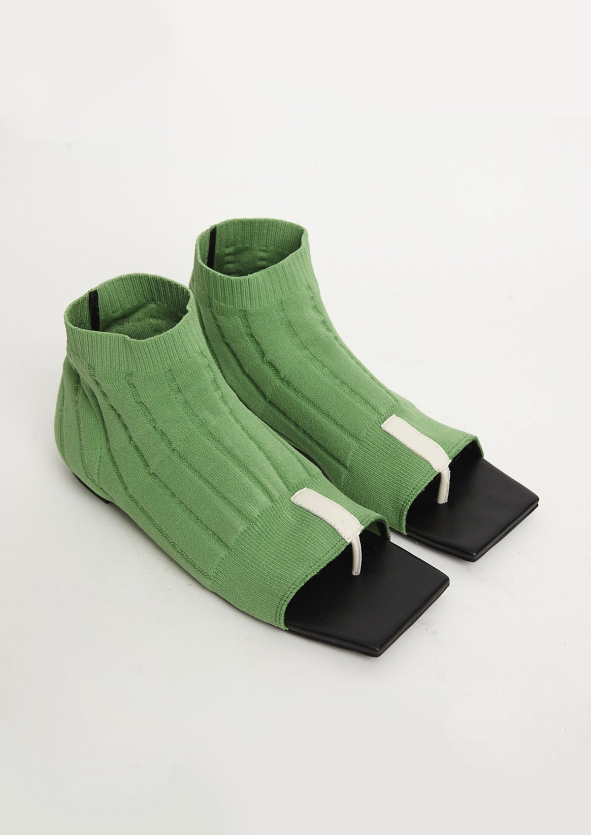 BOTA DE TRICOT COM DETALHE DE COURO