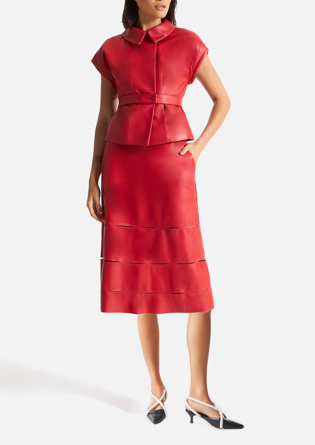 SAIA MIDI EM COURO COM VAZADOS