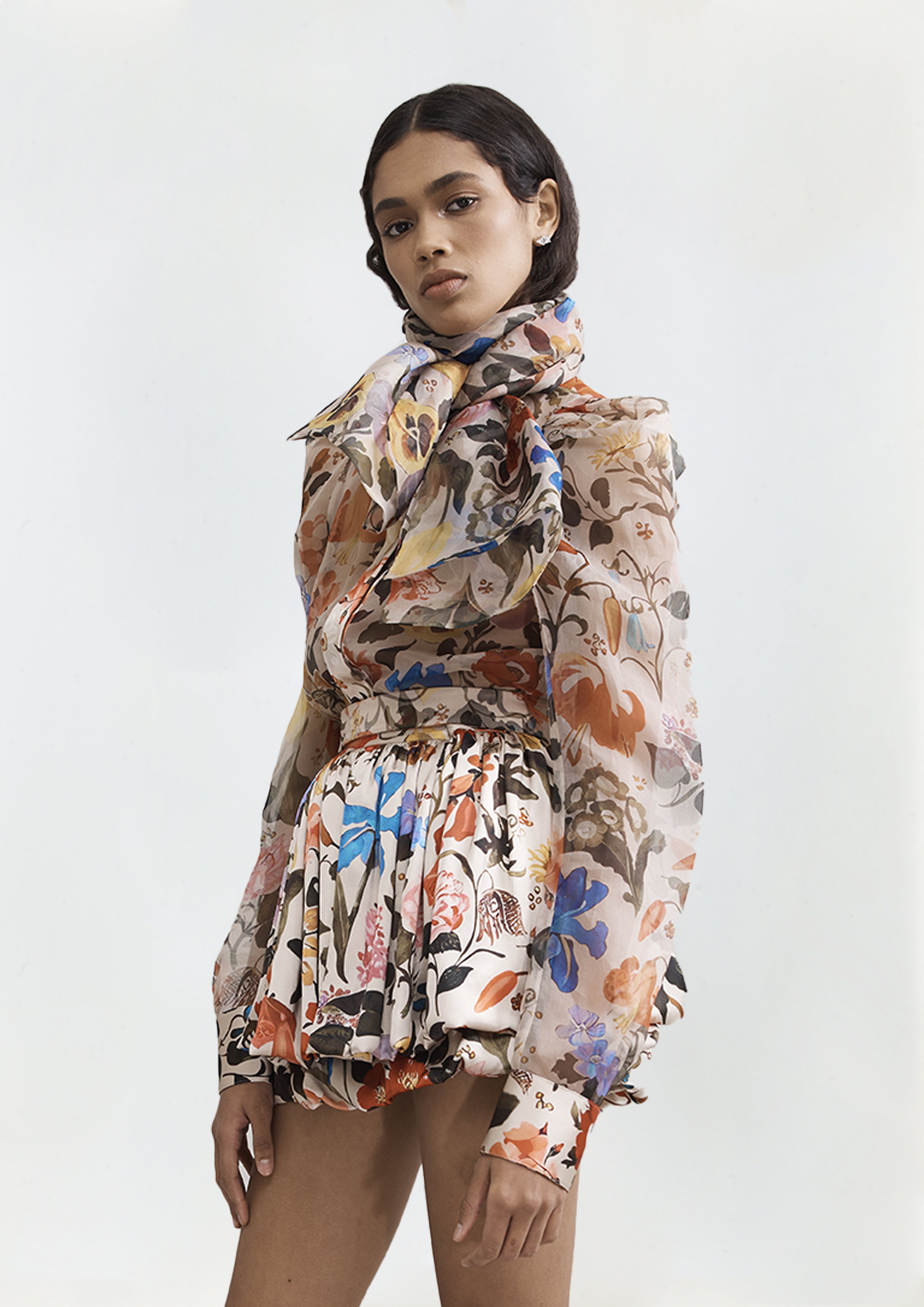 CAMISA COM ECHARPE FLOR ELISABETANA