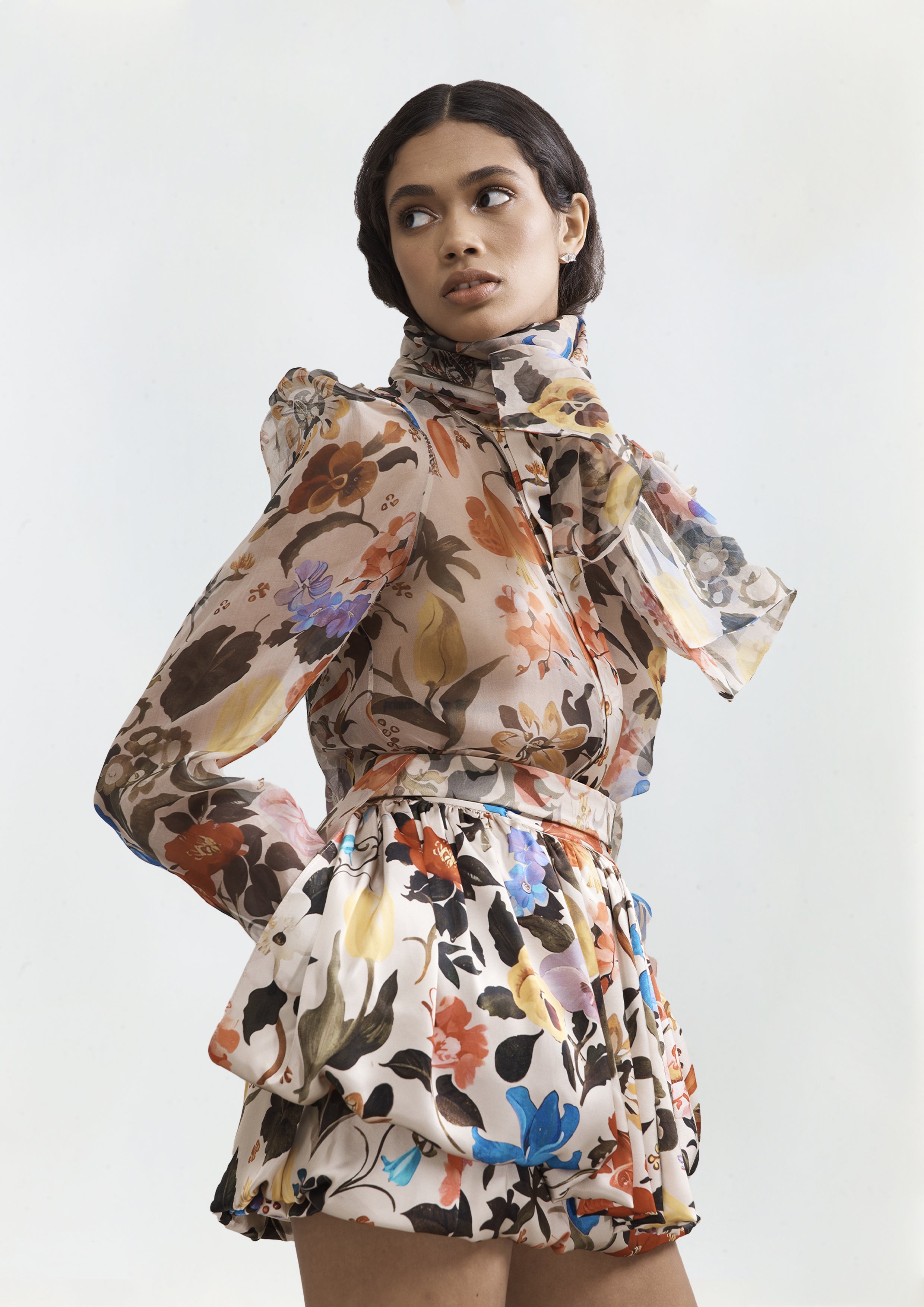 CAMISA COM ECHARPE FLOR ELISABETANA