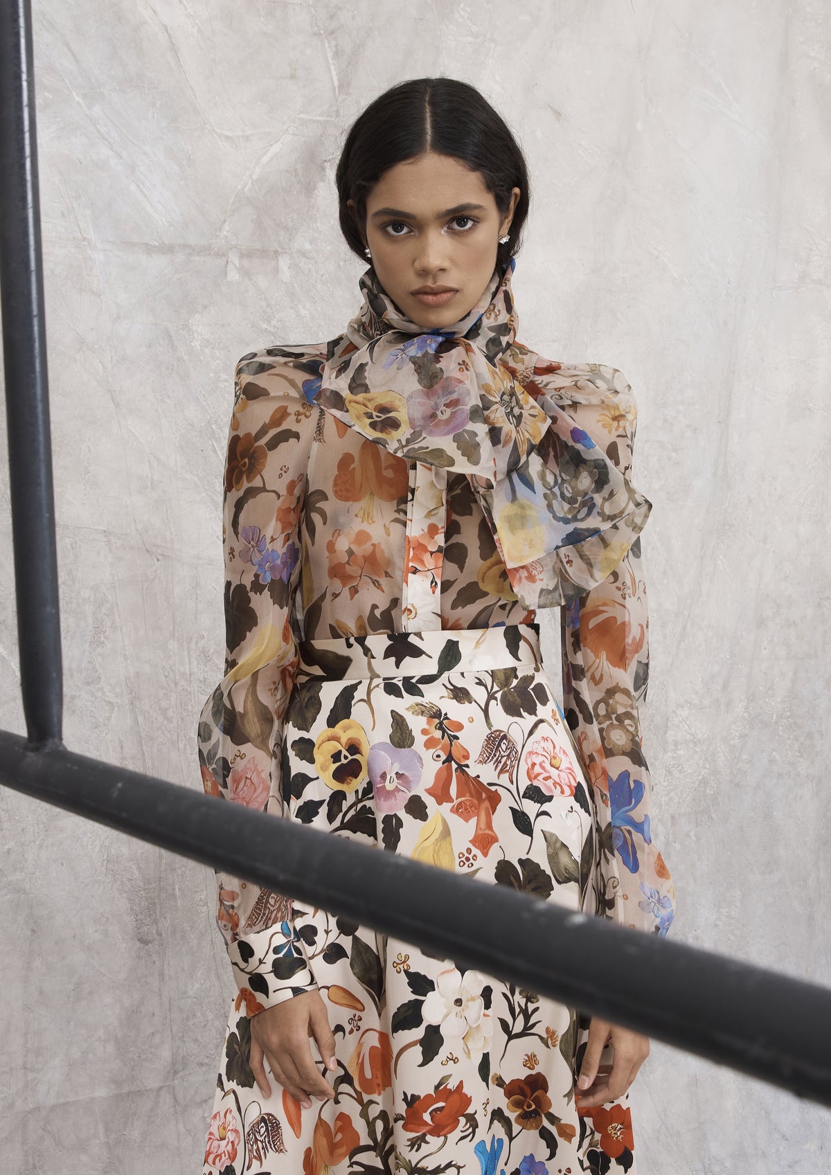 CAMISA COM ECHARPE FLOR ELISABETANA