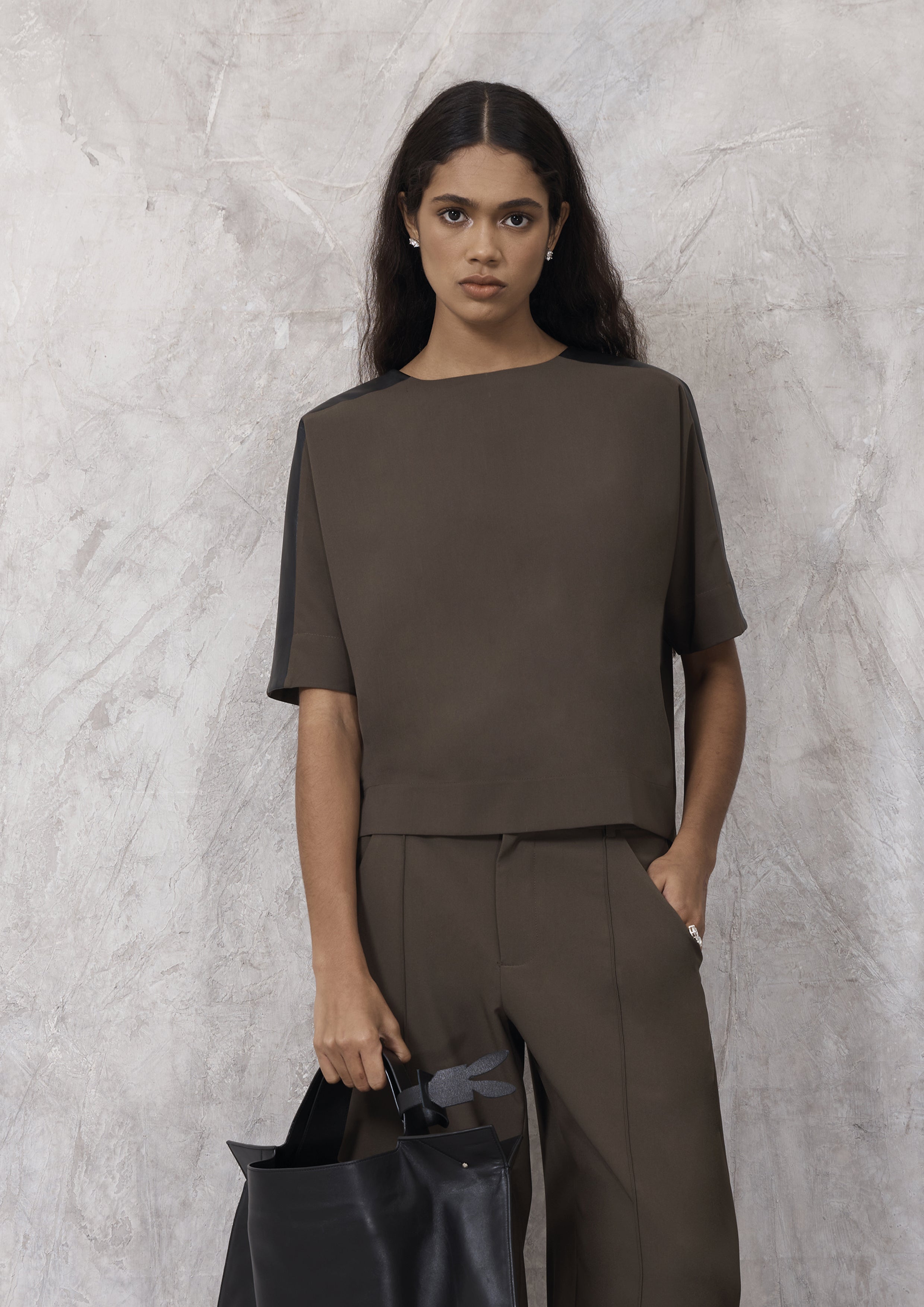 BLUSA COM RECORTE NO OMBRO