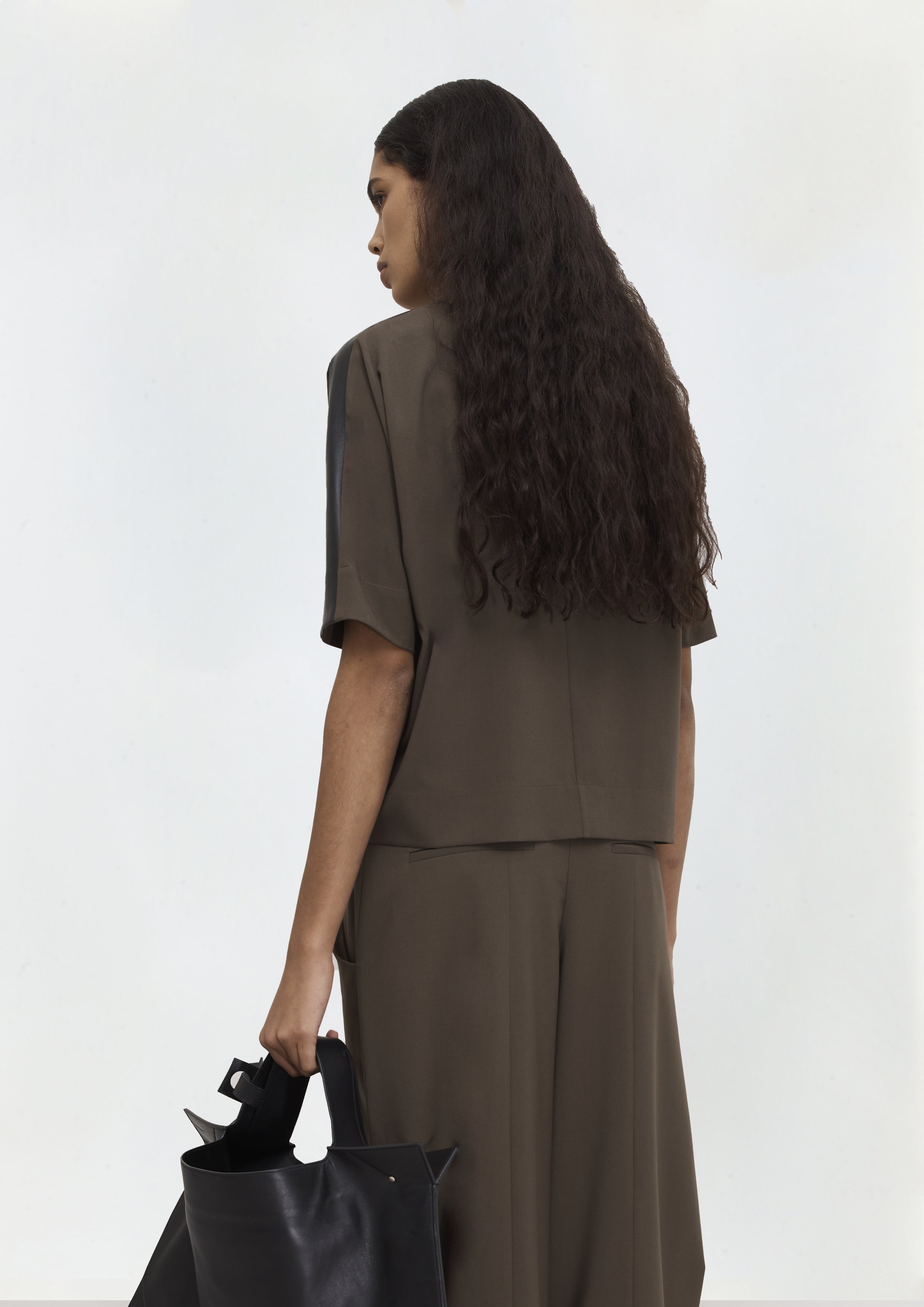 BLUSA COM RECORTE NO OMBRO