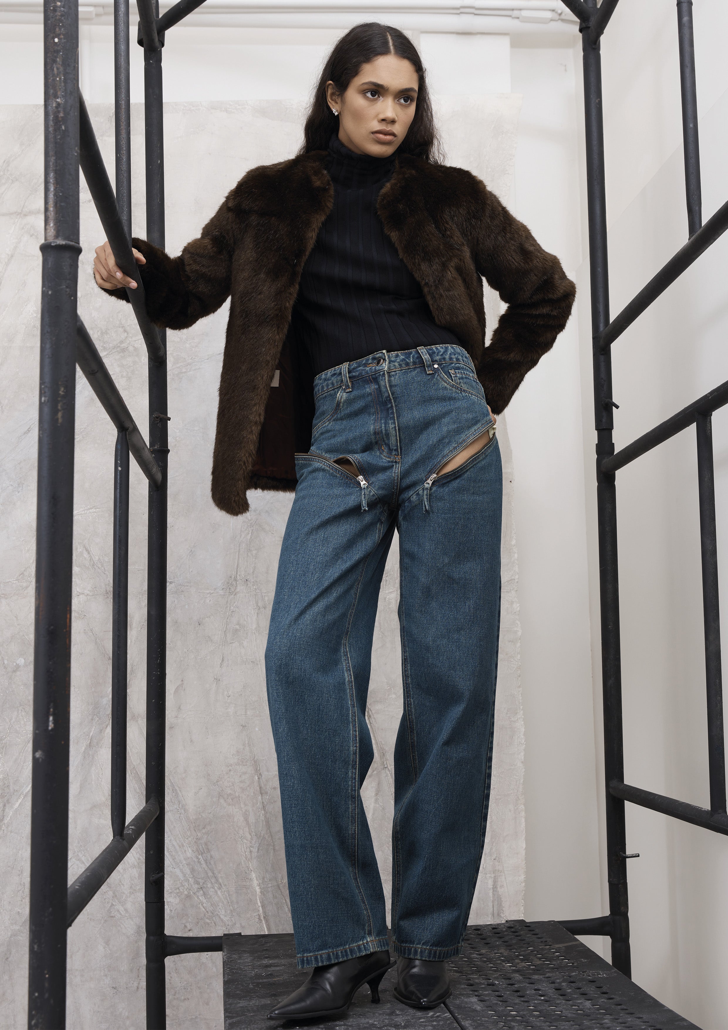 JEANS COM ZÍPERES