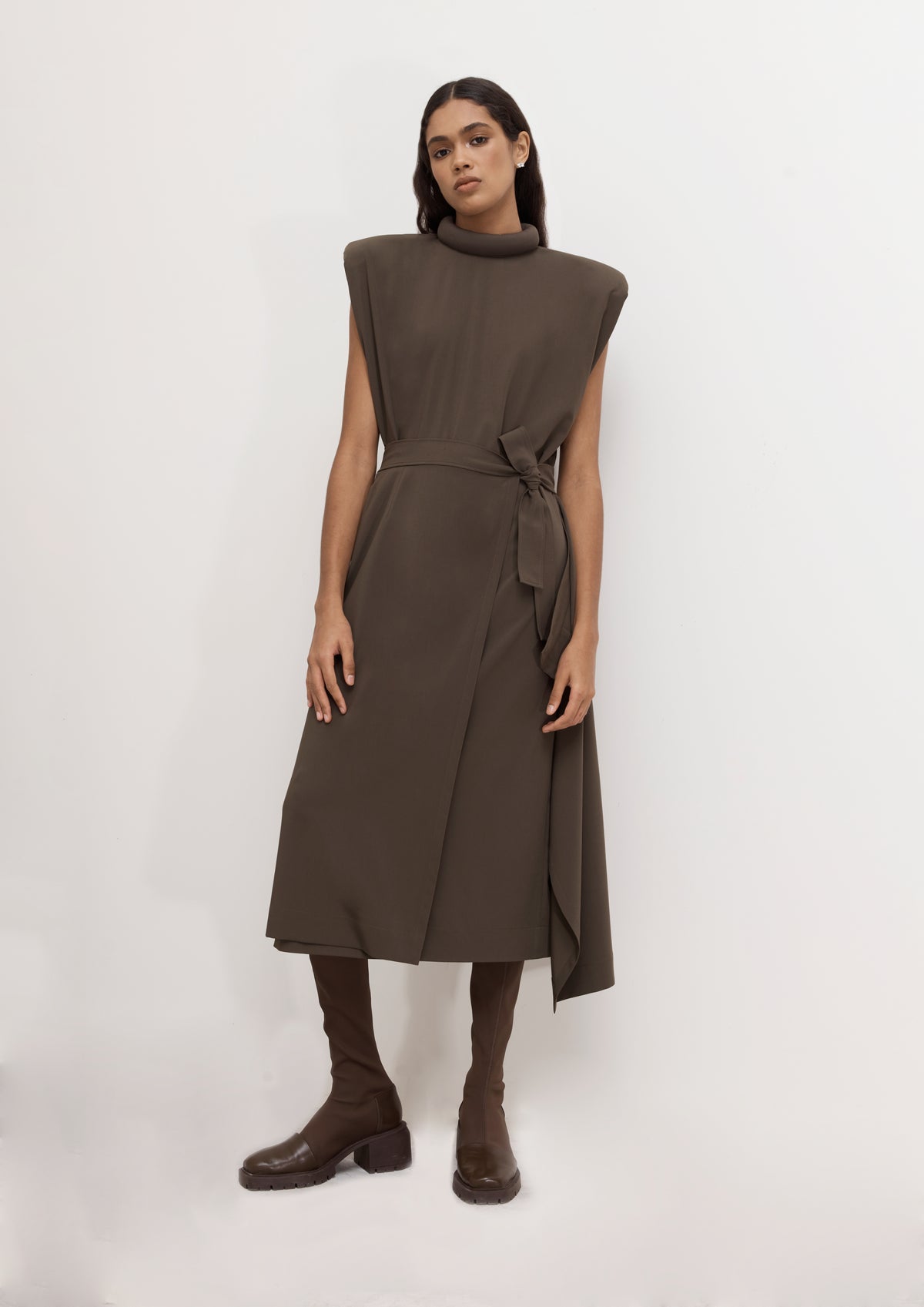 VESTIDO GOLA ROLÊ COM SAIA TRANSPASSADA