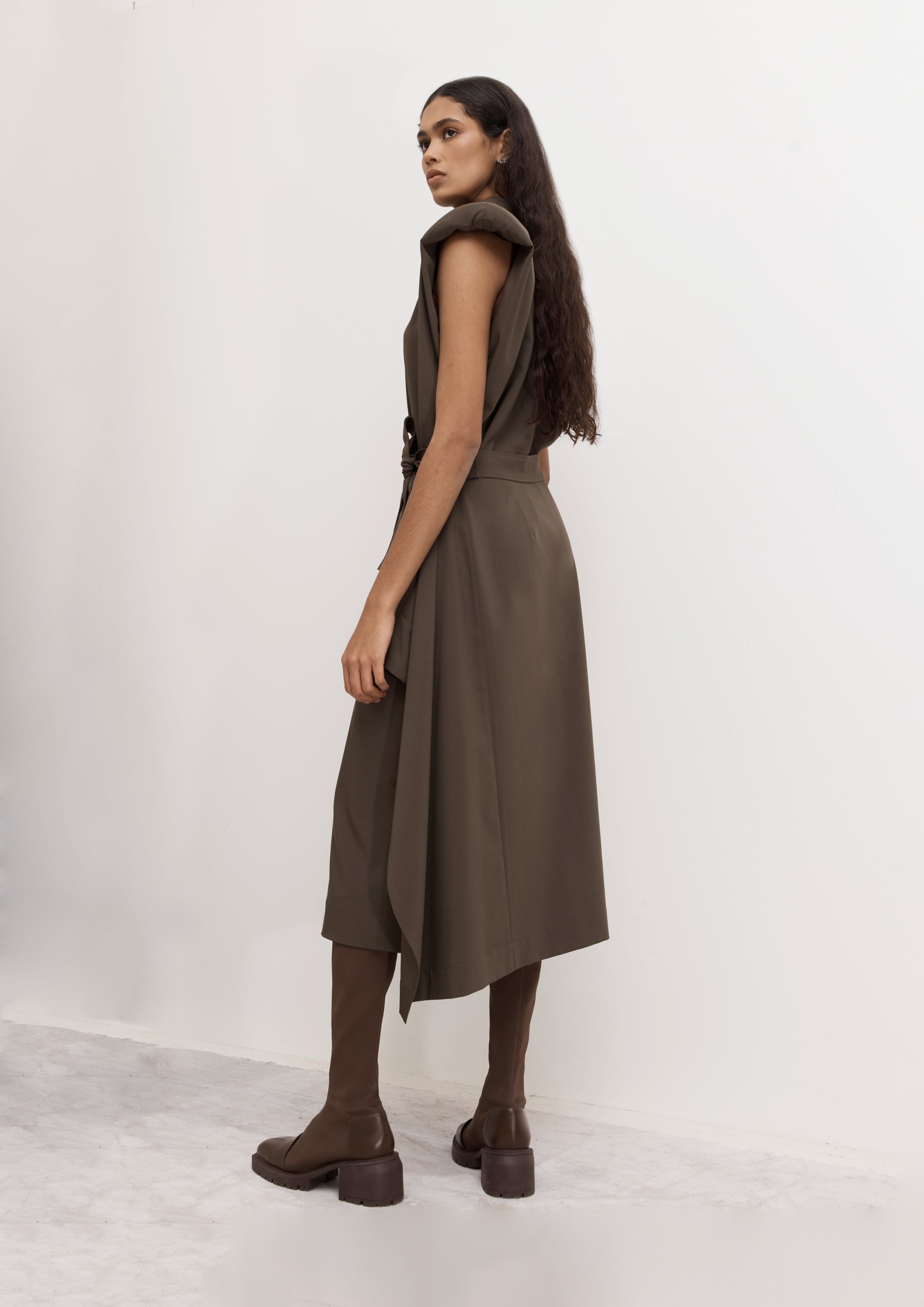 VESTIDO GOLA ROLÊ COM SAIA TRANSPASSADA