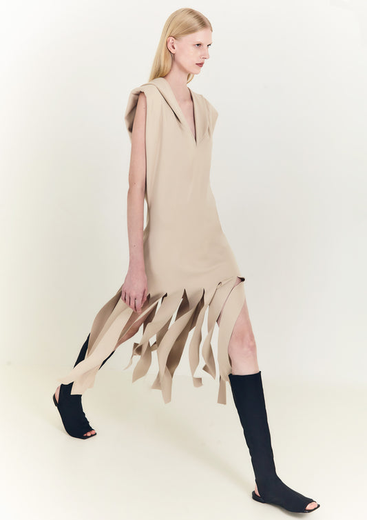VESTIDO FRANJAS COM CAPUZ DE MALHA