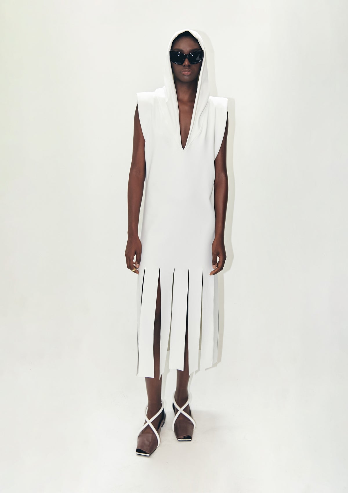 VESTIDO FRANJAS COM CAPUZ DE MALHA